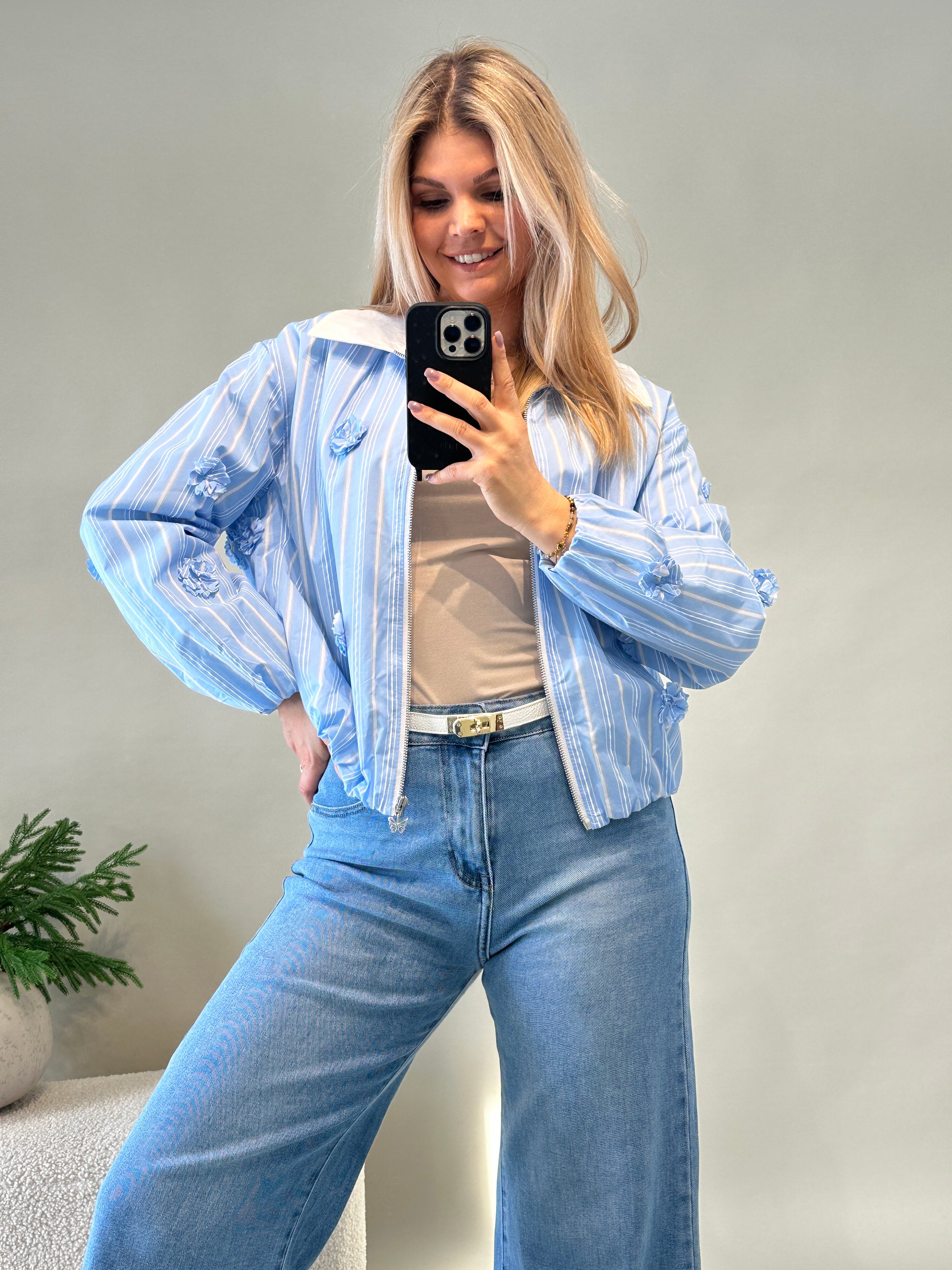 Jacke in Hellblau mit Streifen und Blumenaufnäher