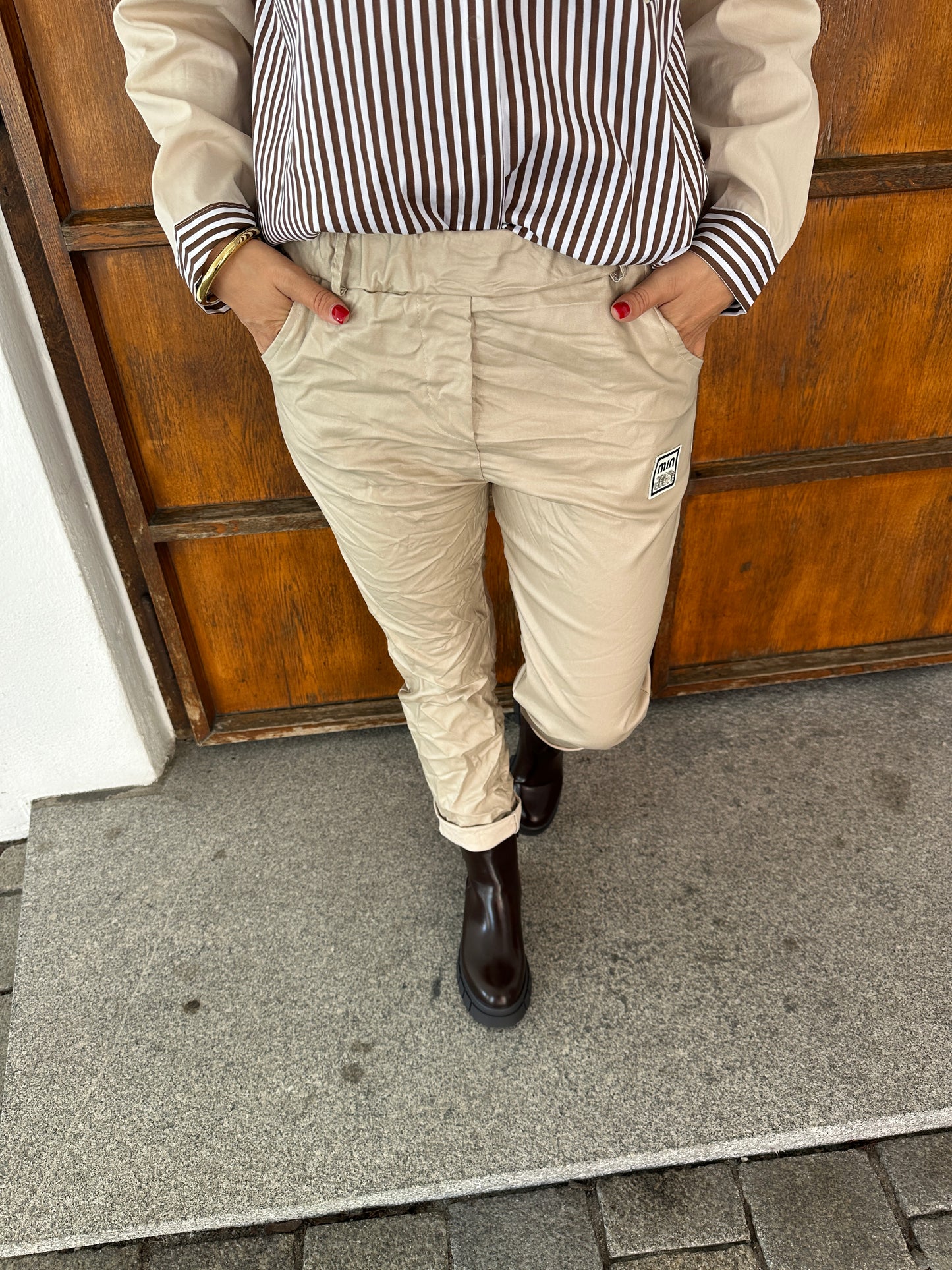 hose in beige mit beigen gürtel und min min aufnäher am bein