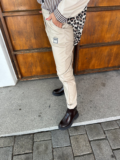 Hose in Beige mit Beigen Gürtel und MIN MIN Aufnäher am Bein