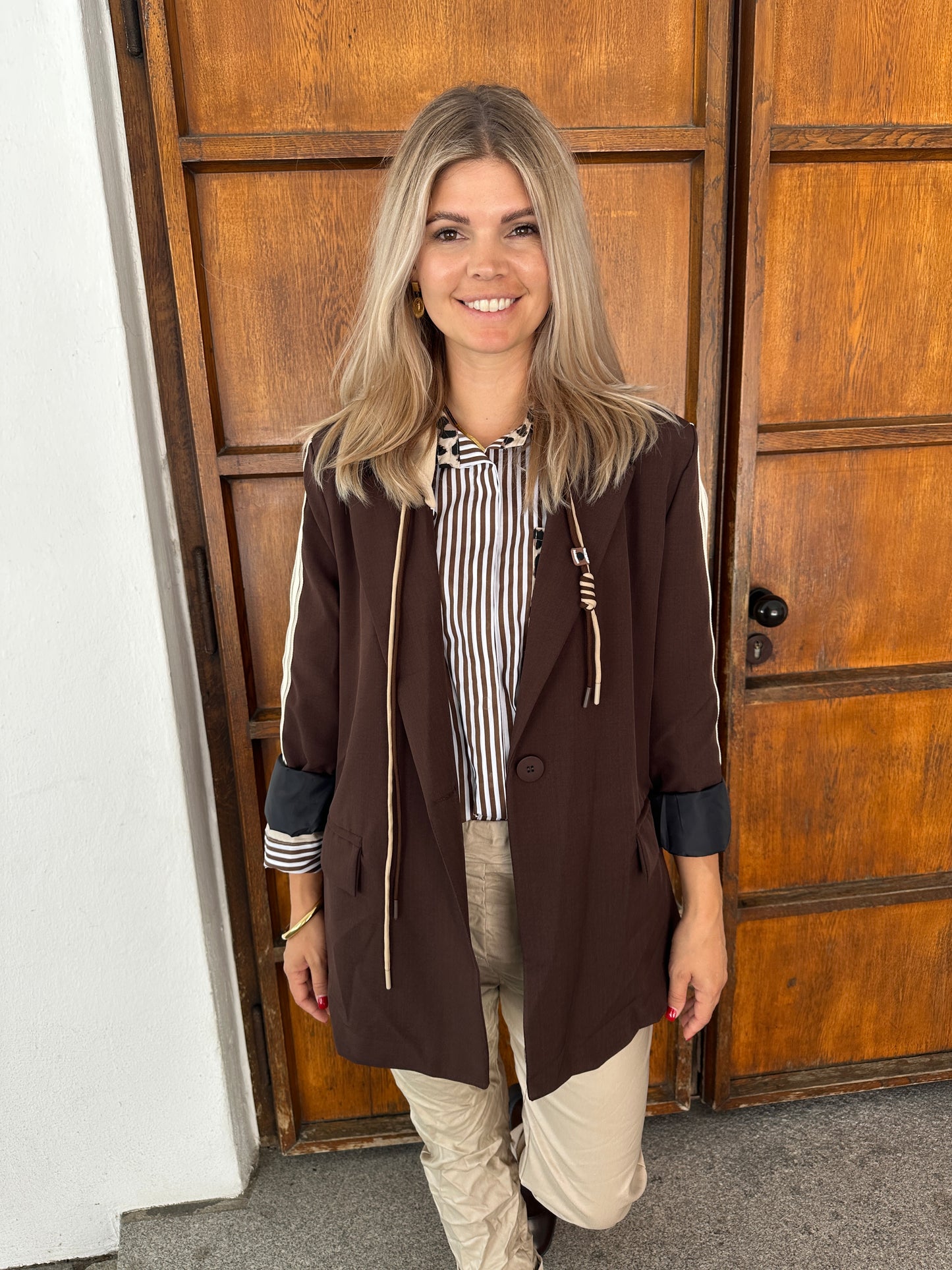 blazer in schokobraun und beiger kapuze