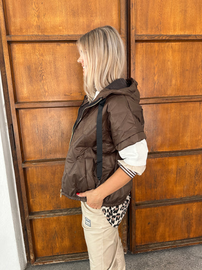 Steppweste mit Muster in Schokobraun (kurzarm) und Kapuze