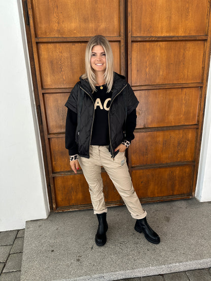 Hose in Beige mit Beigen Gürtel und MIN MIN Aufnäher am Bein