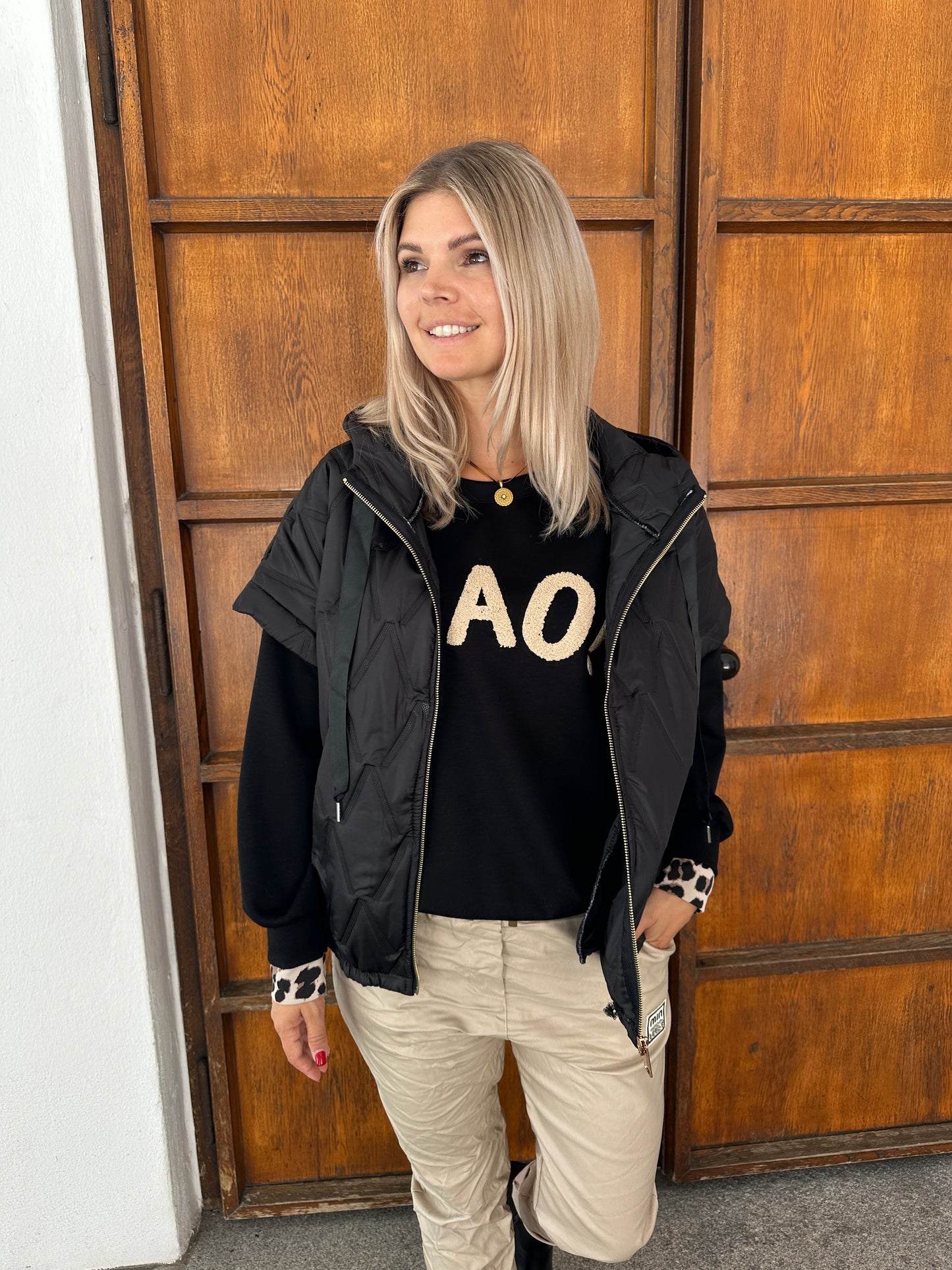 steppweste mit muster in schwarz (kurzarm) und kapuze