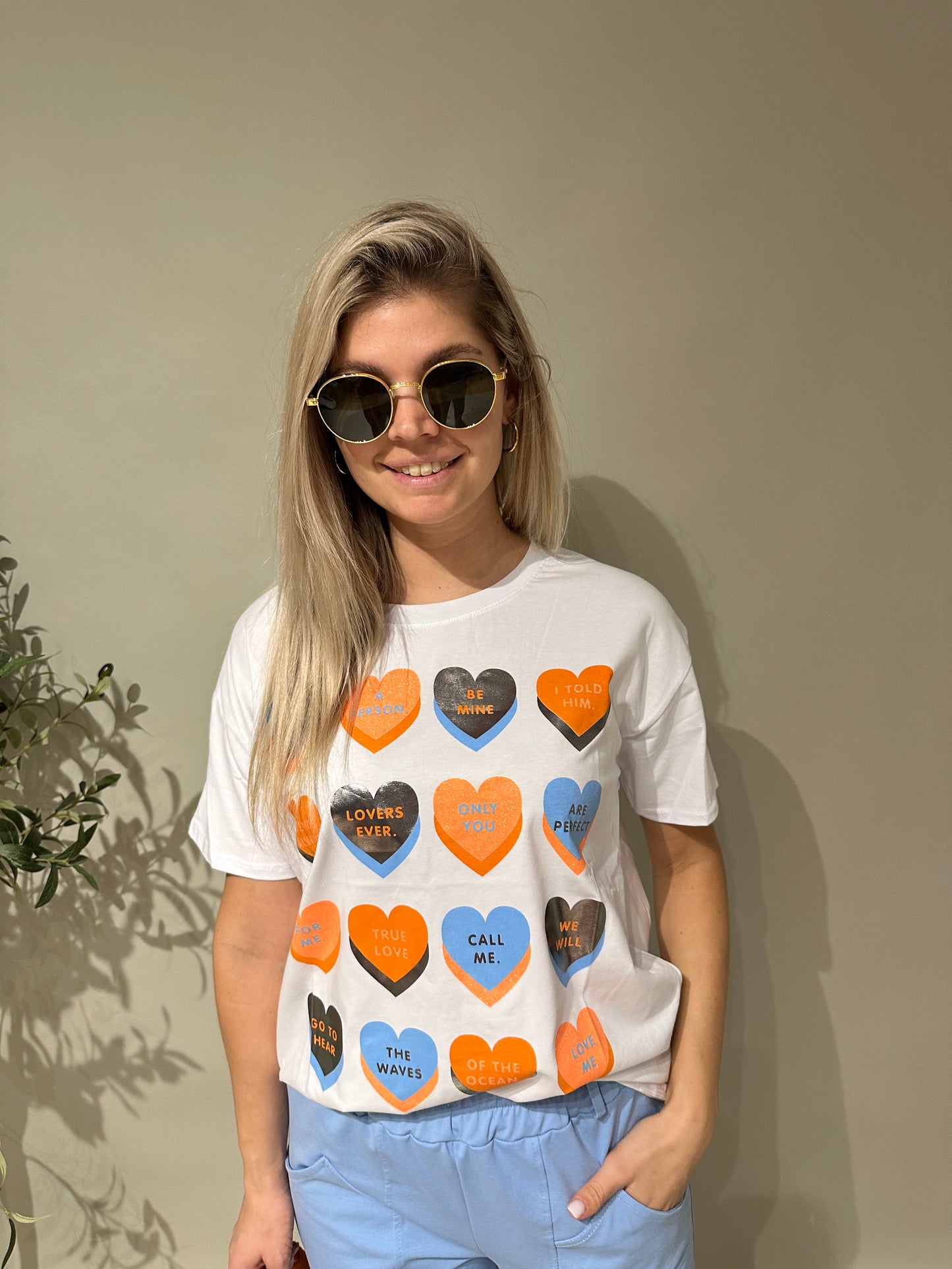 t-shirt mit herzen in orange/hellblau