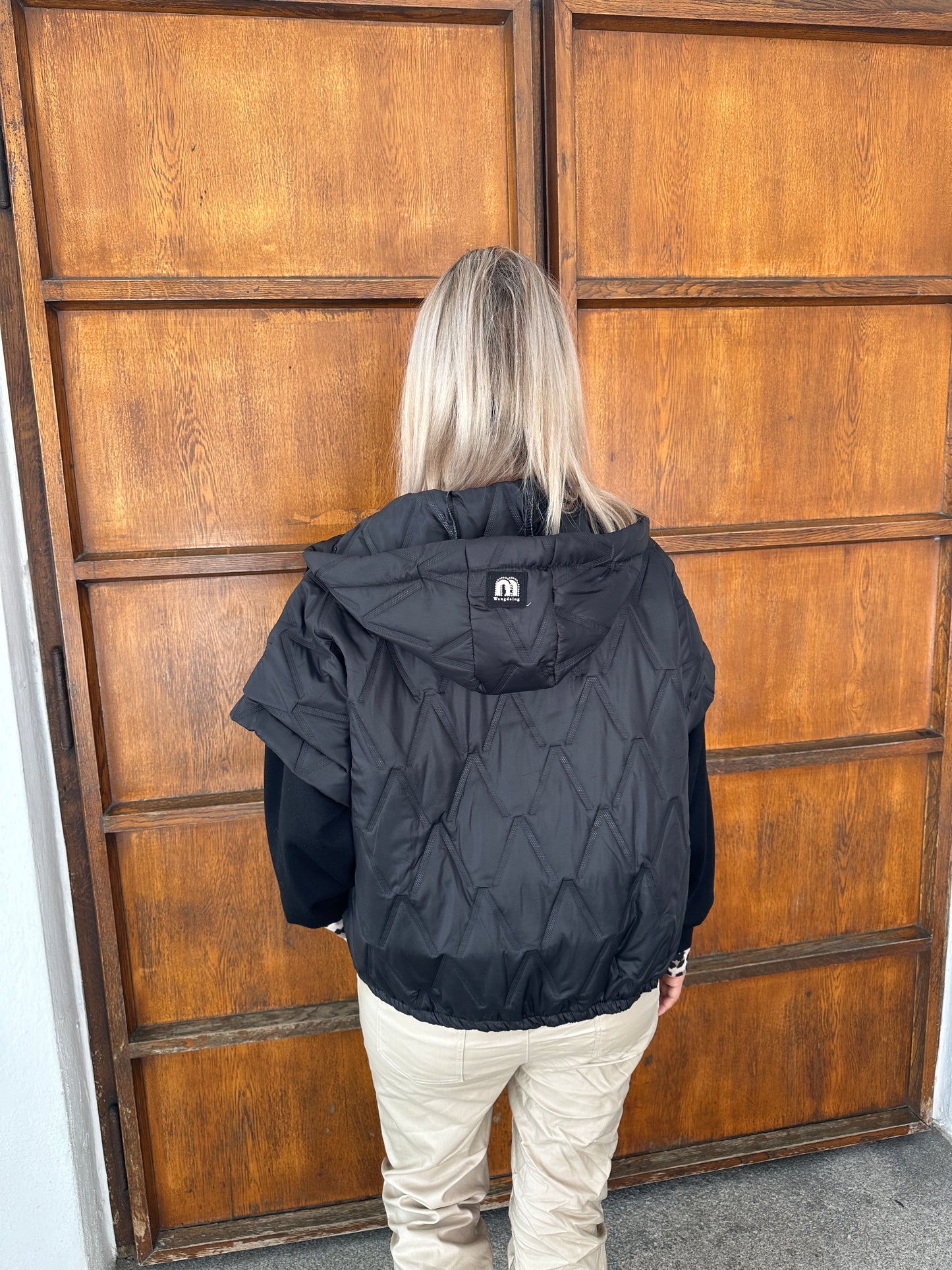 steppweste mit muster in schwarz (kurzarm) und kapuze