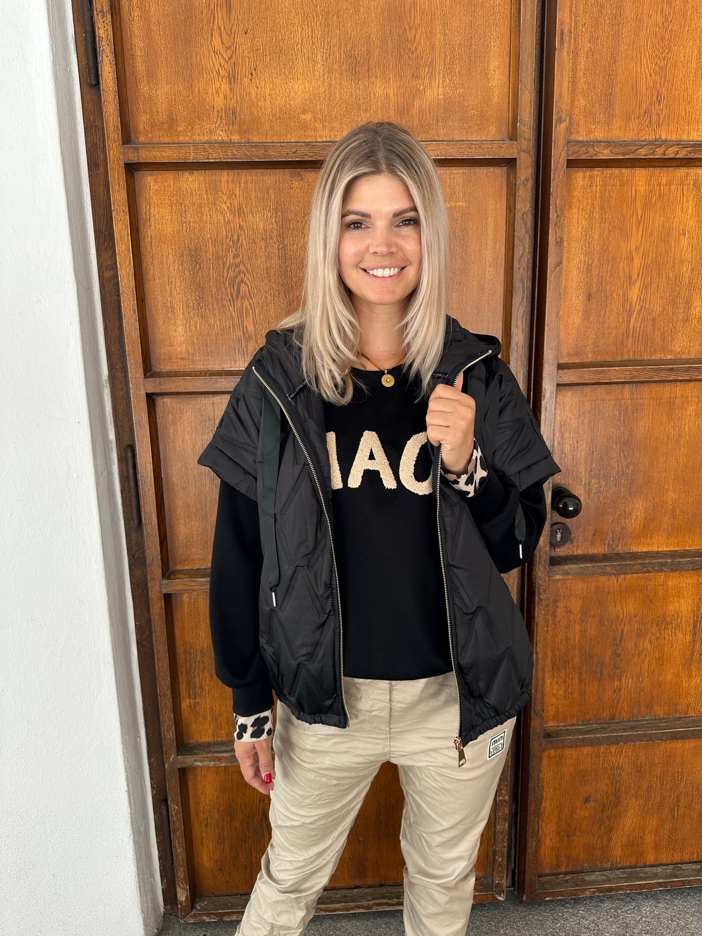 steppweste mit muster in schwarz (kurzarm) und kapuze