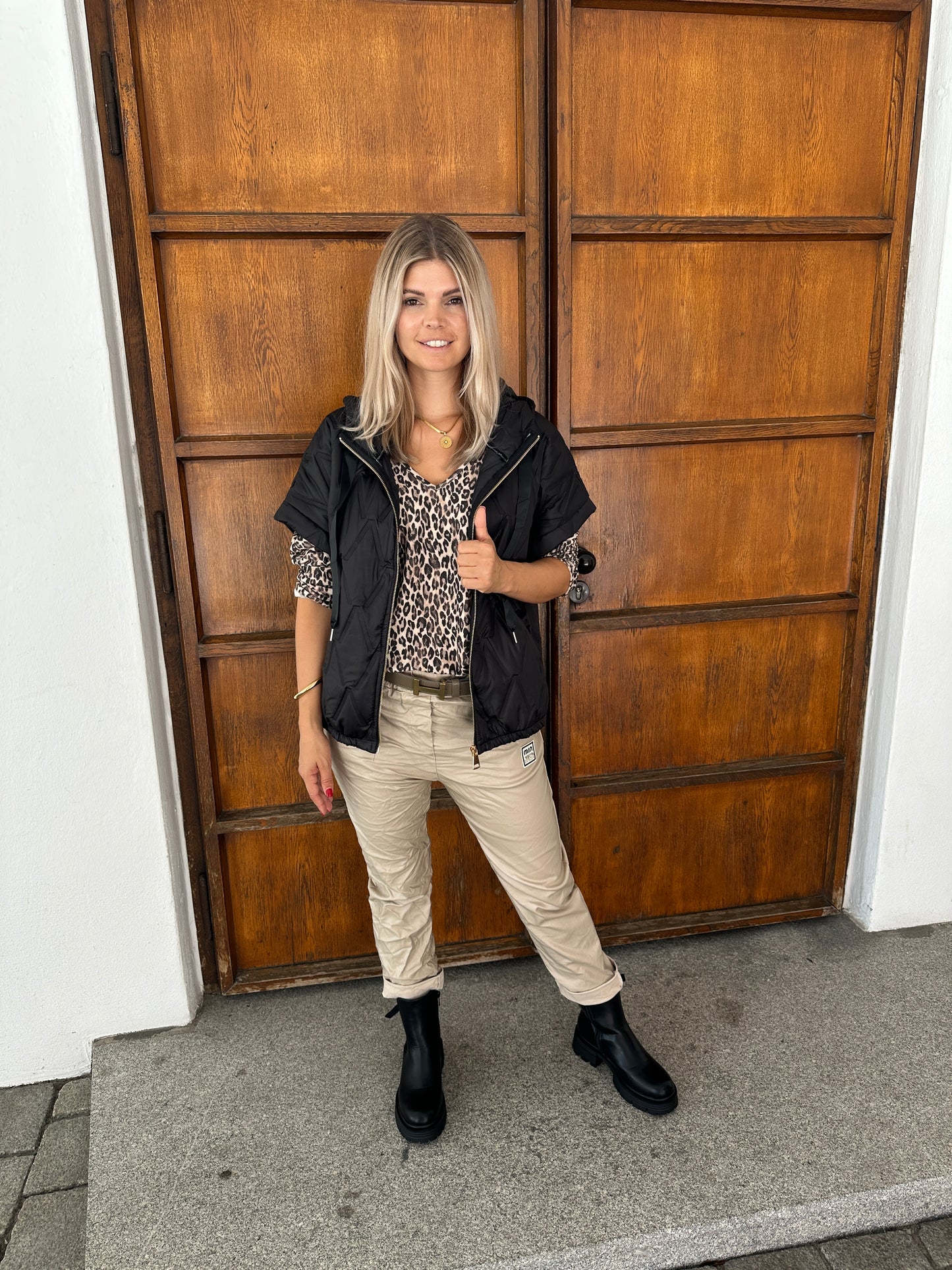 shirt in leo (schwarz/schokobraun/beige) mit v-ausschnitt