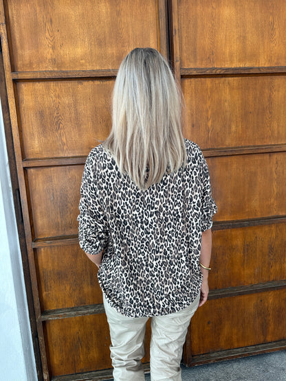 Shirt in Leo (Schwarz/Schokobraun/Beige) mit V-Ausschnitt