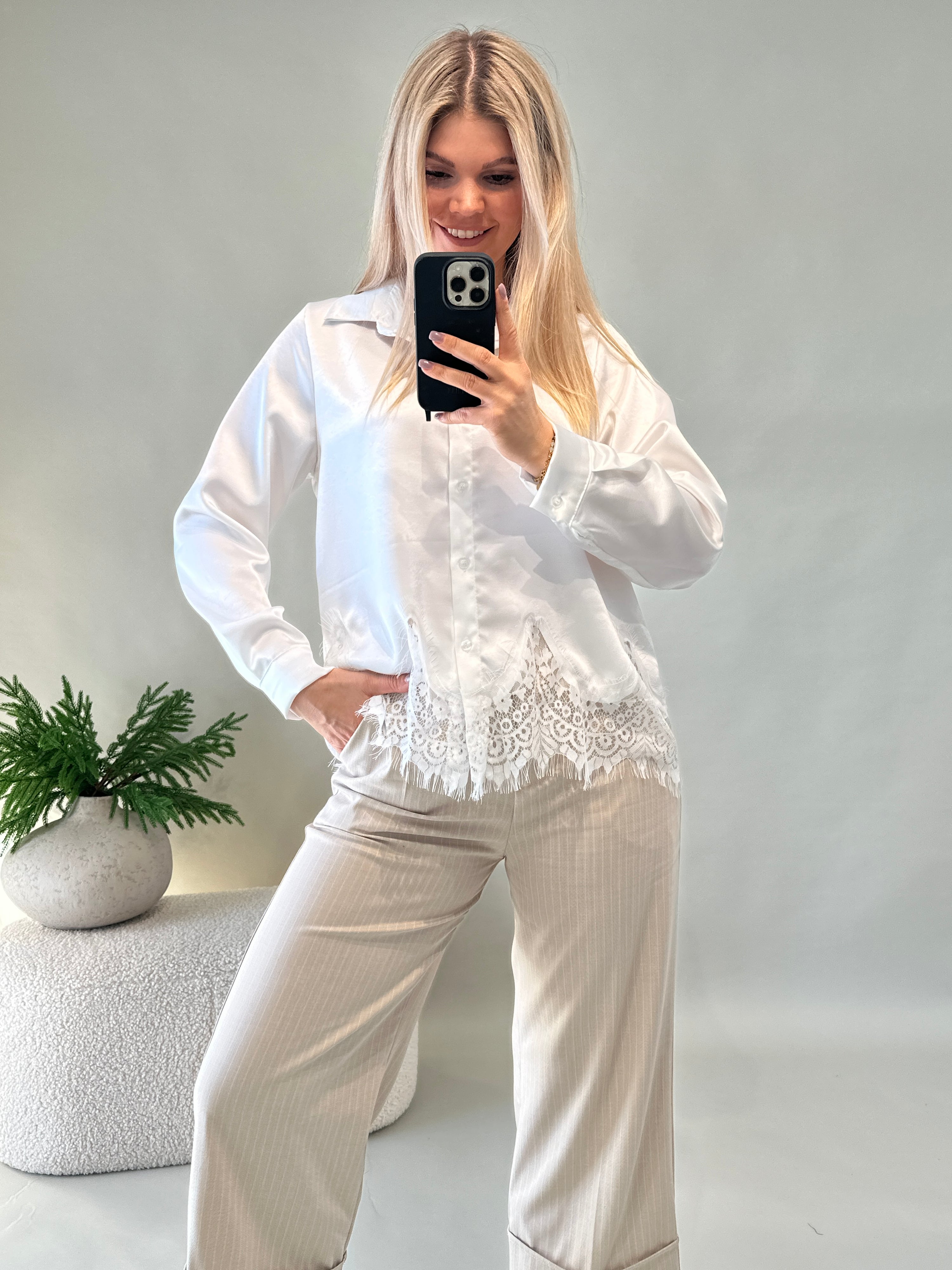 Bluse in Weiß mit Spitze unten