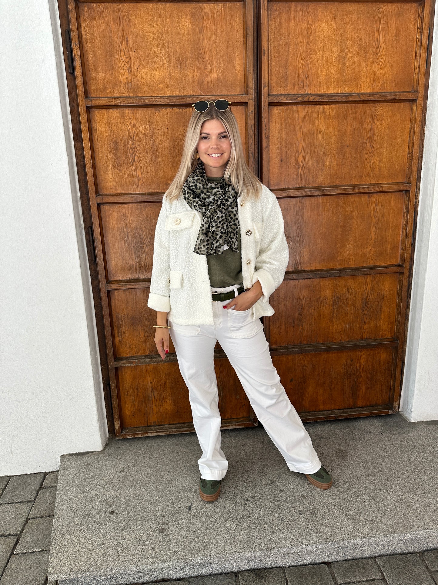 schal in olivgrün/schwarz mit leomuster