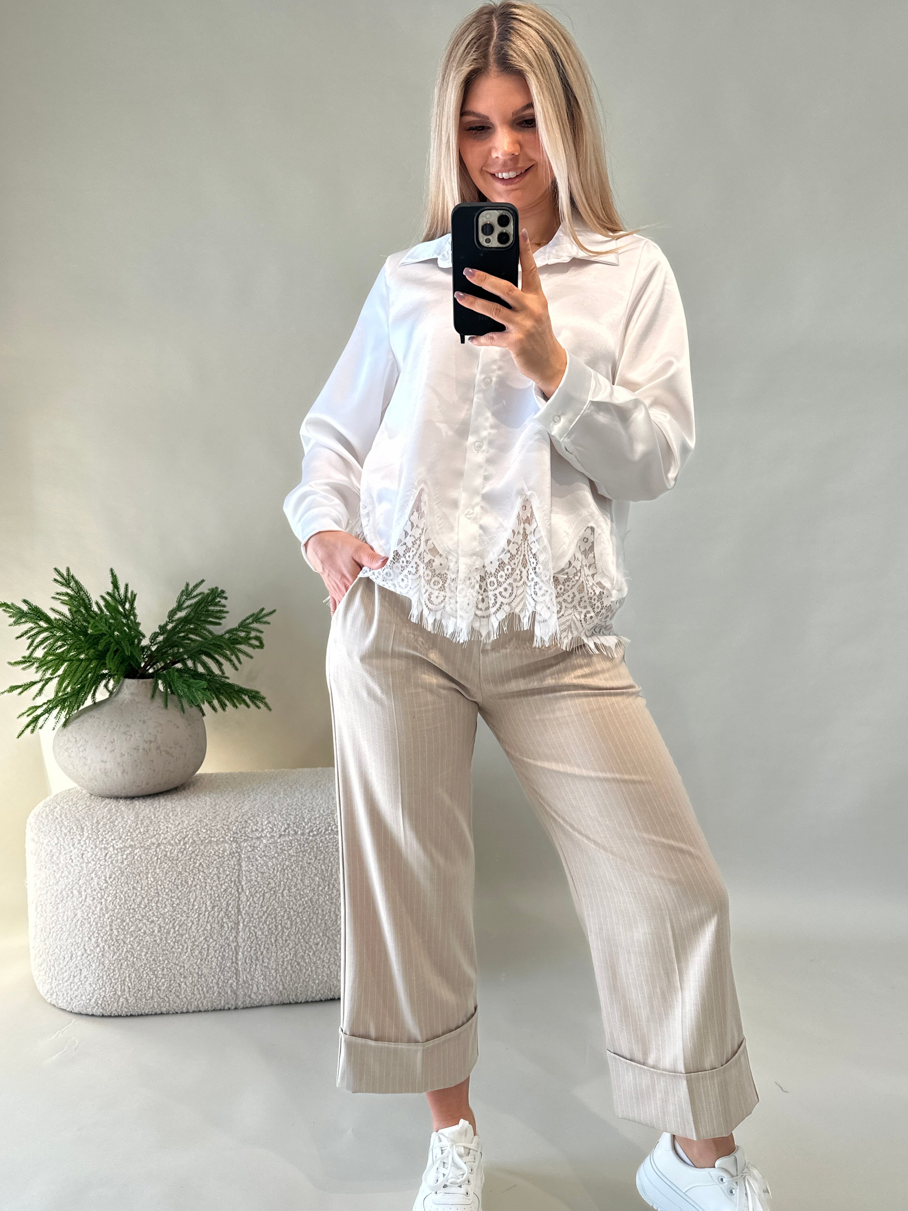 Bluse in Weiß mit Spitze unten