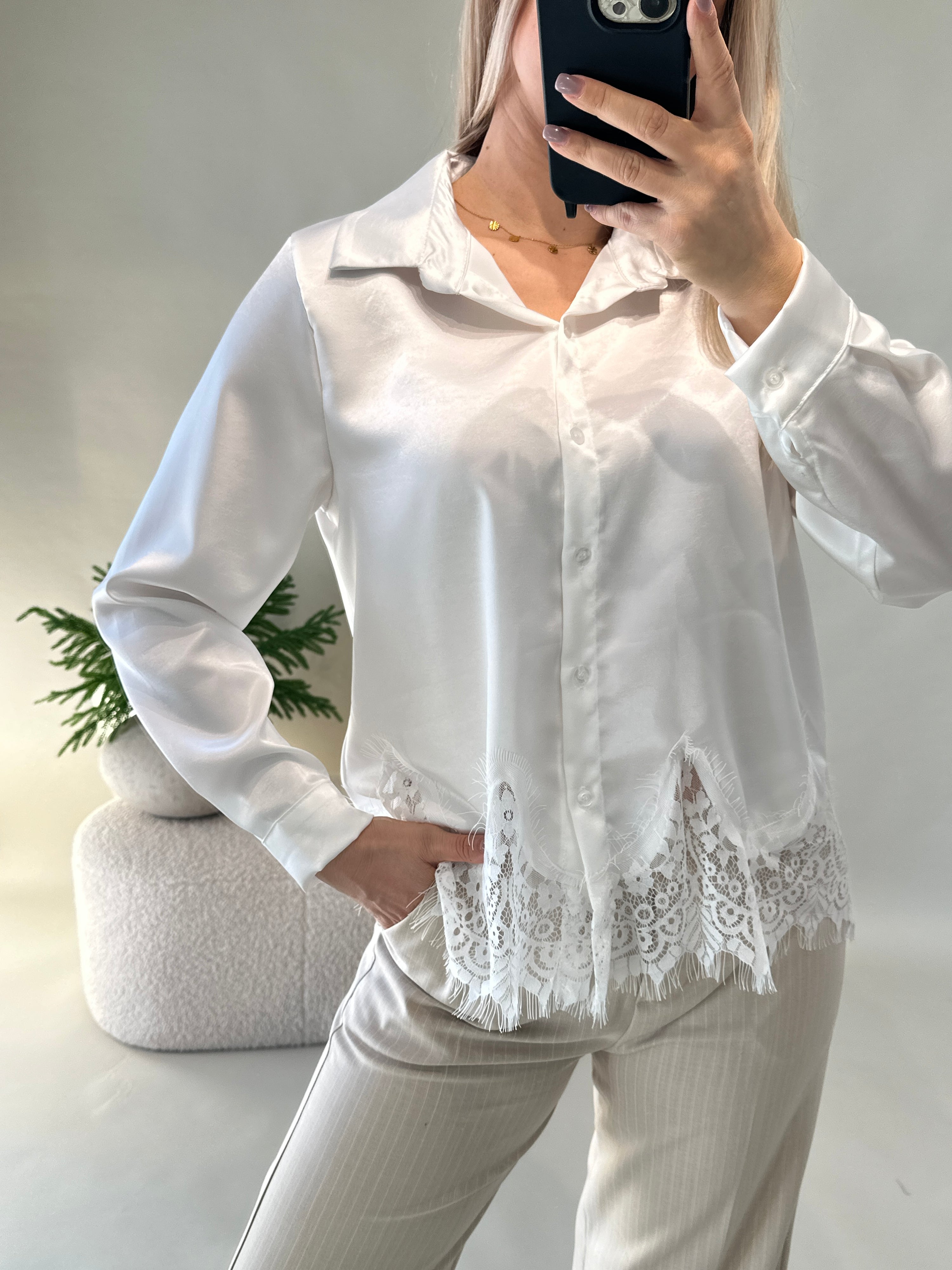 Bluse in Weiß mit Spitze unten