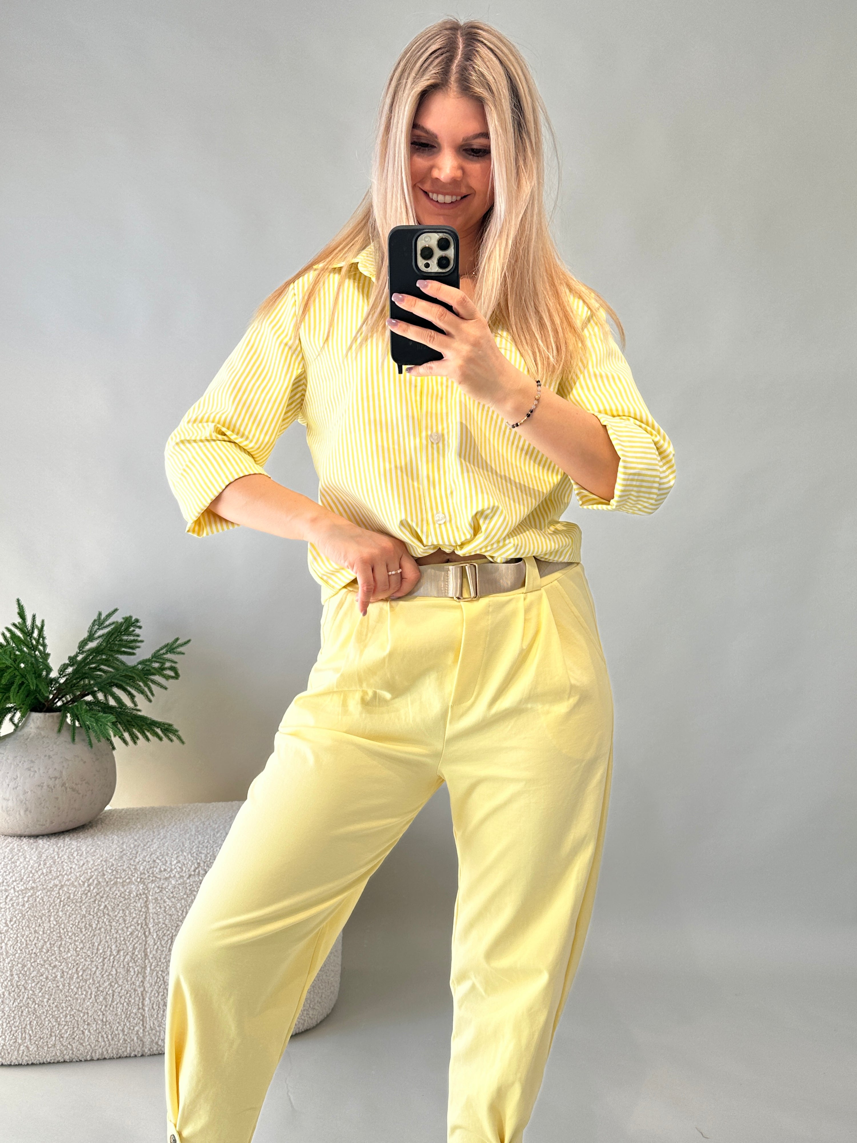 Hose in Zitronengelb mit Lasche unten