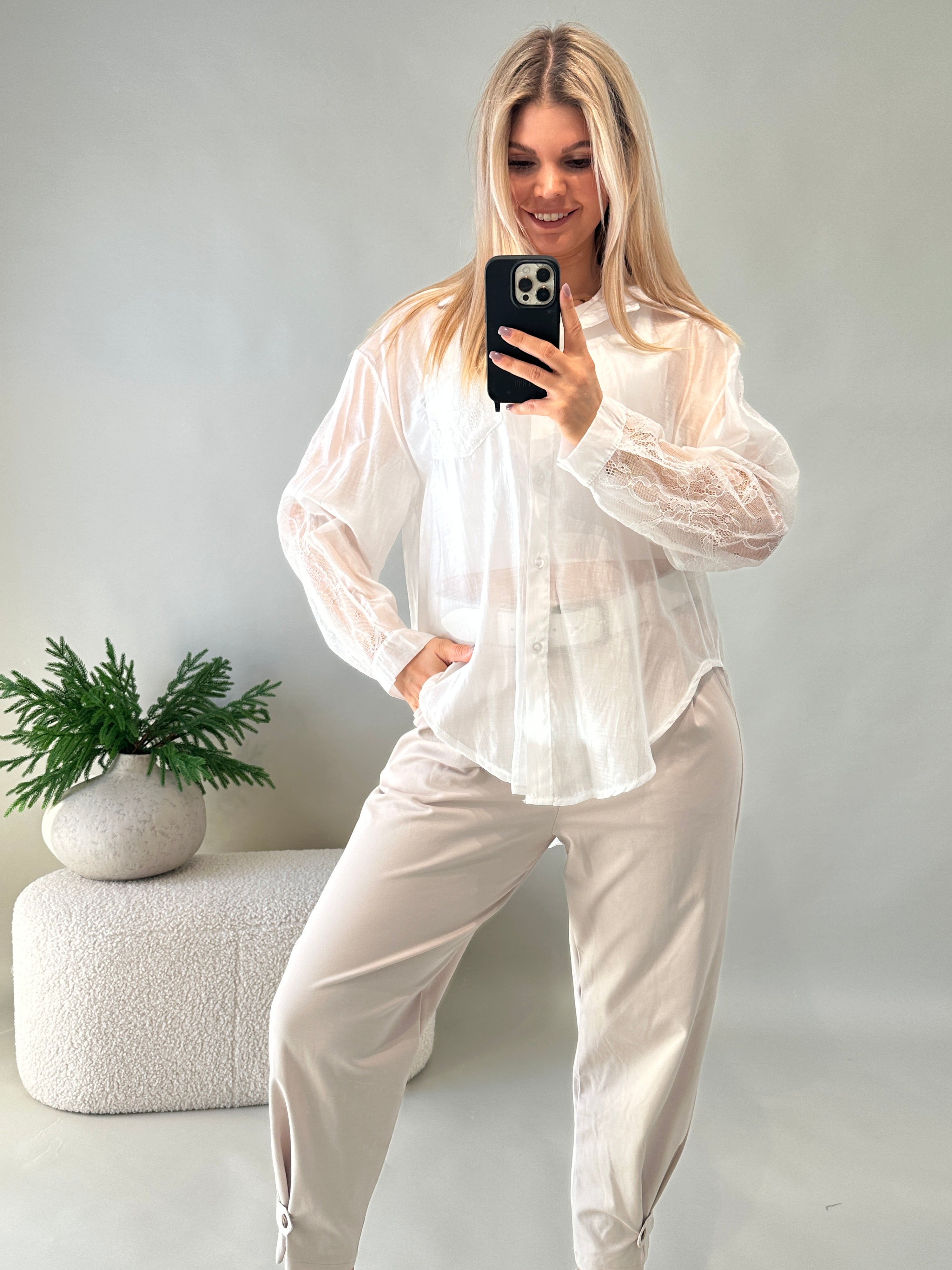 Bluse Weiß mit Spitze an Ärmel & hinten