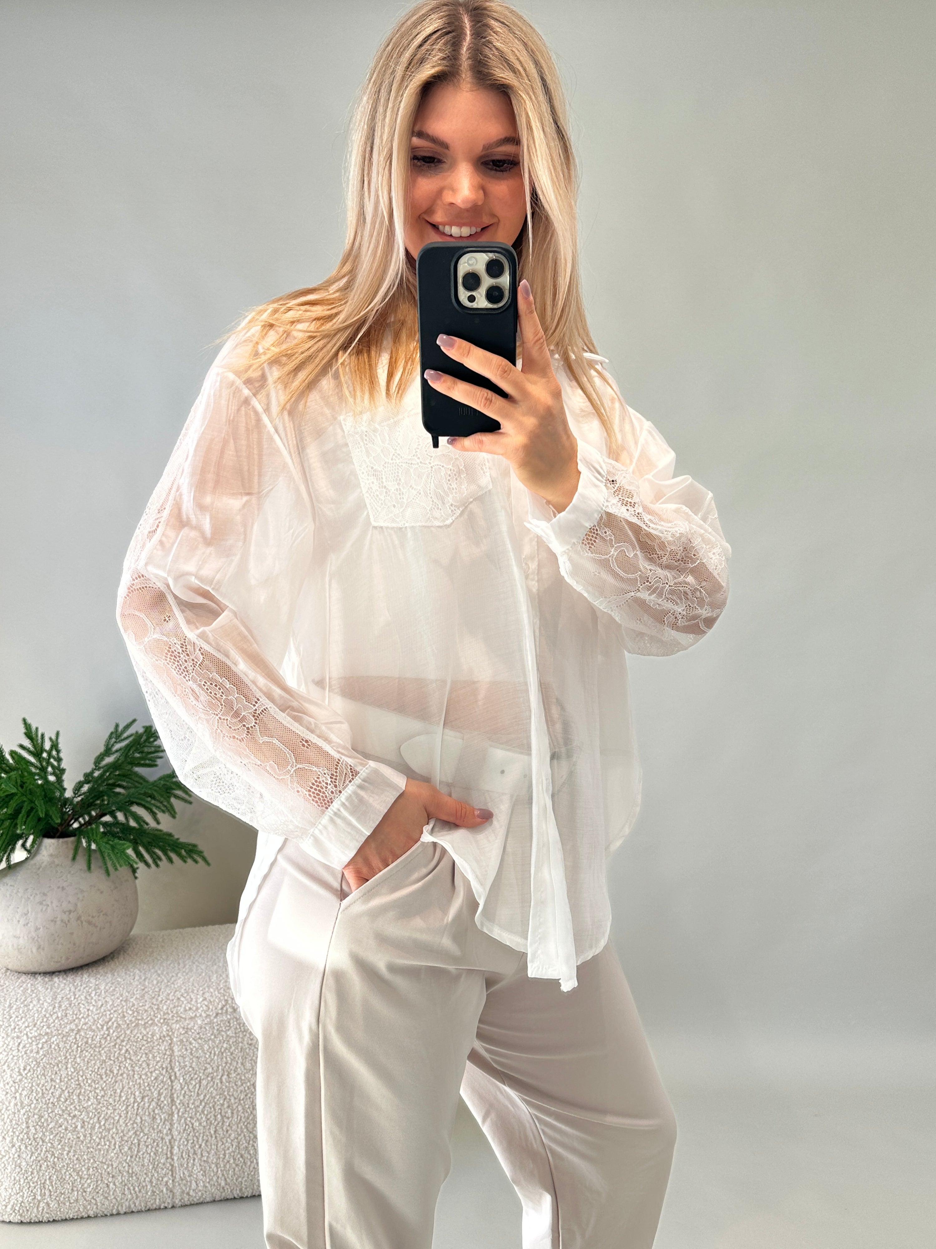Bluse Weiß mit Spitze an Ärmel & hinten