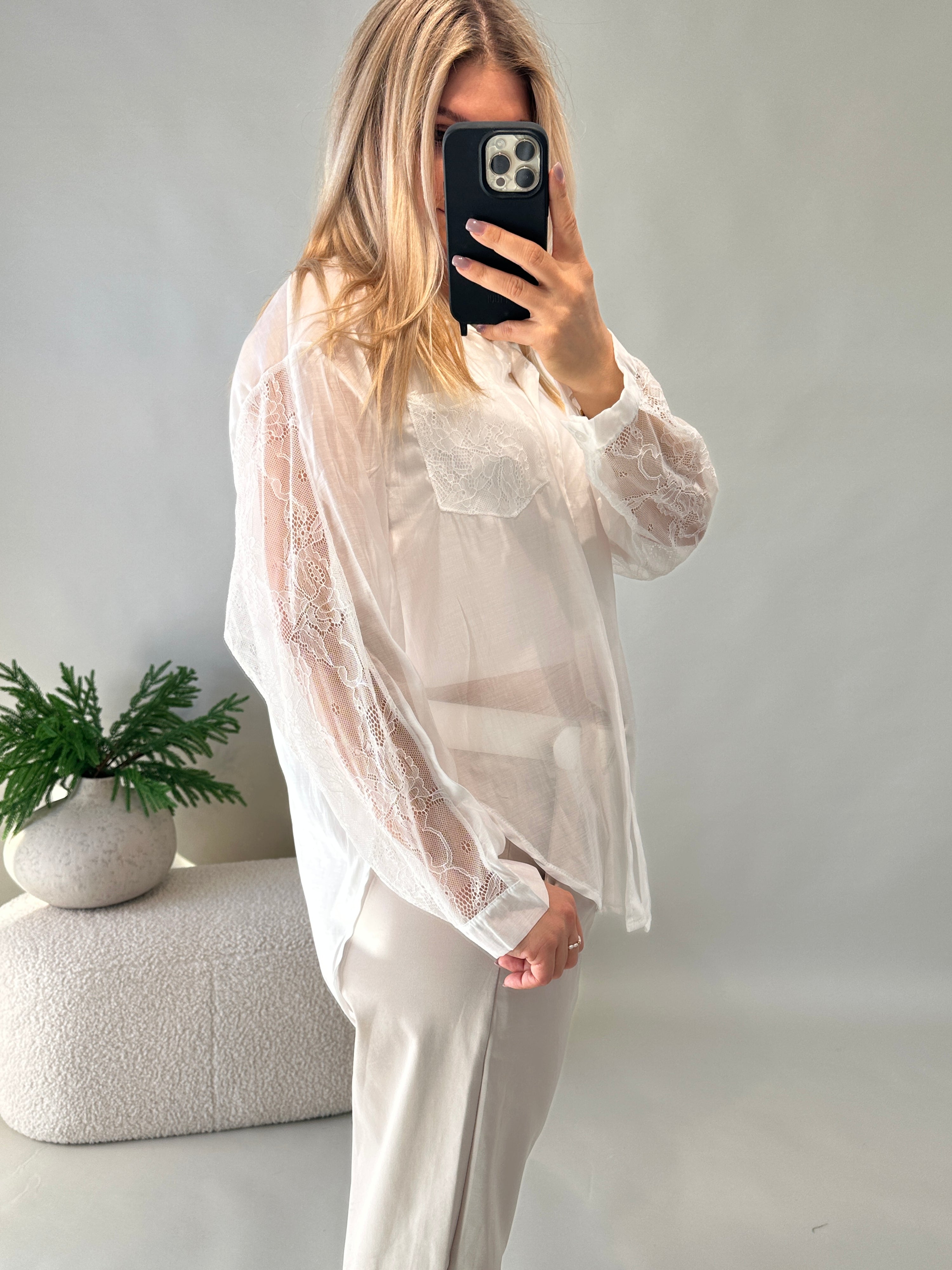 Bluse Weiß mit Spitze an Ärmel & hinten