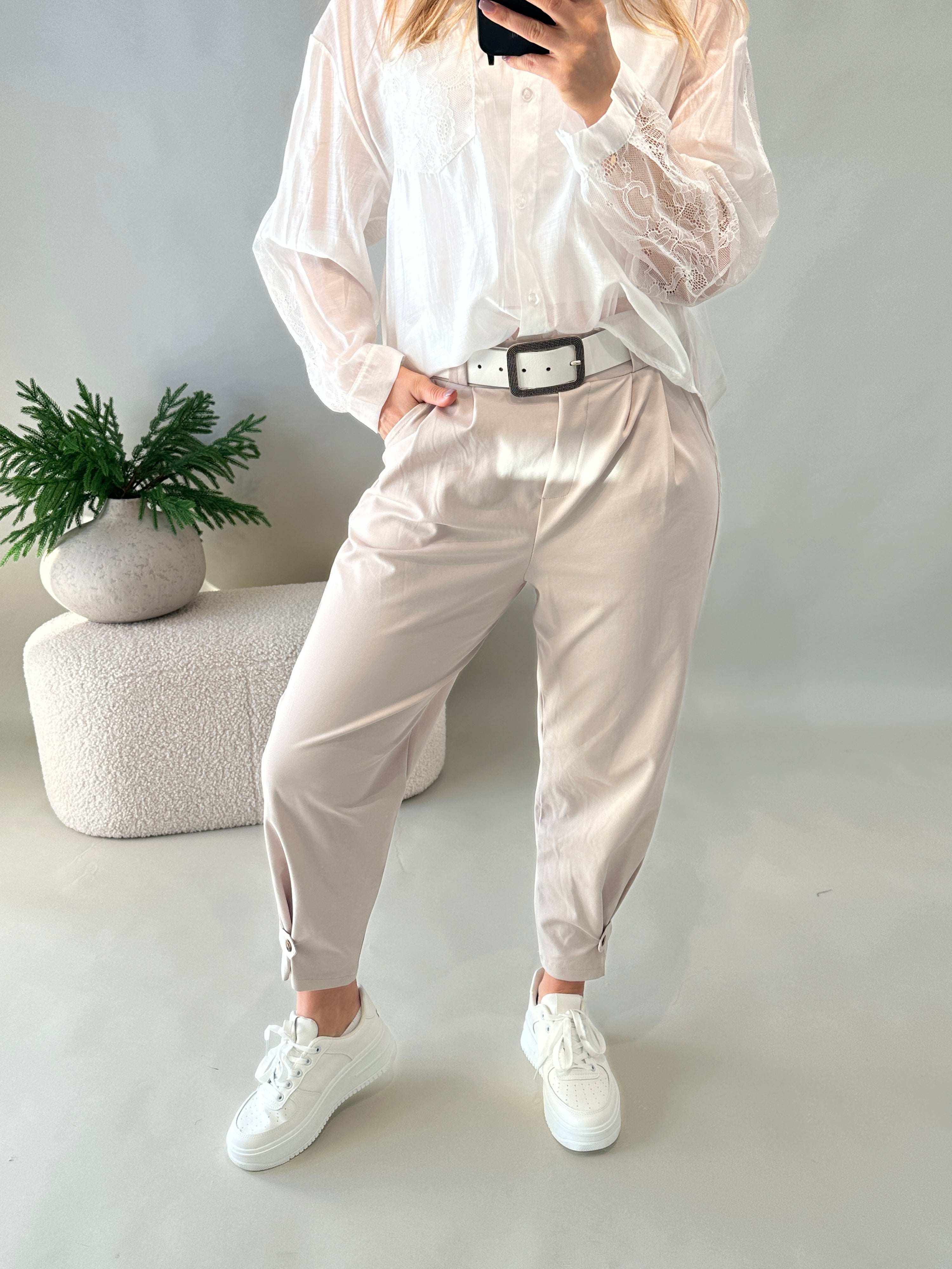 Hose in Beige mit Lasche unten