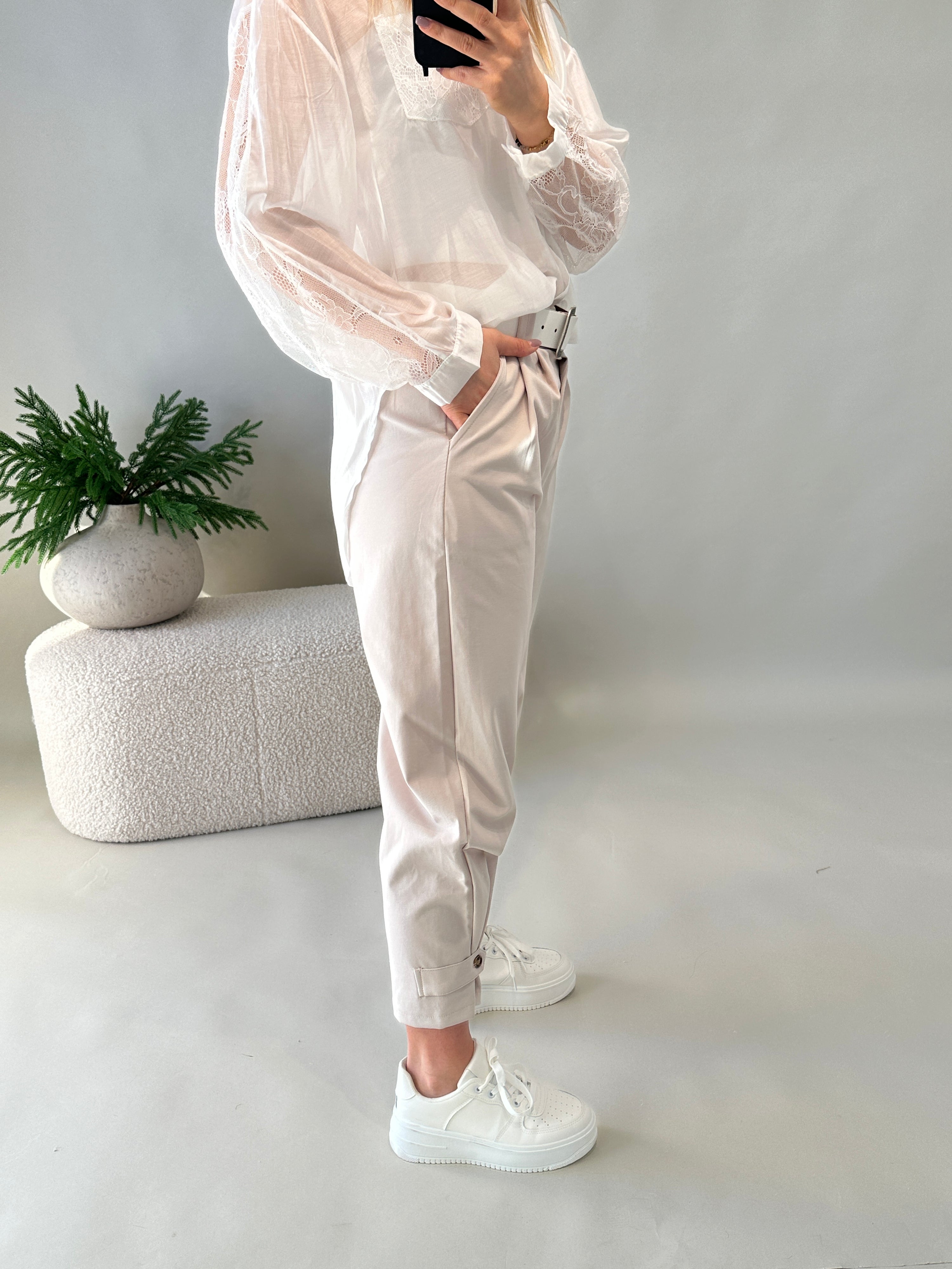 Hose in Beige mit Lasche unten