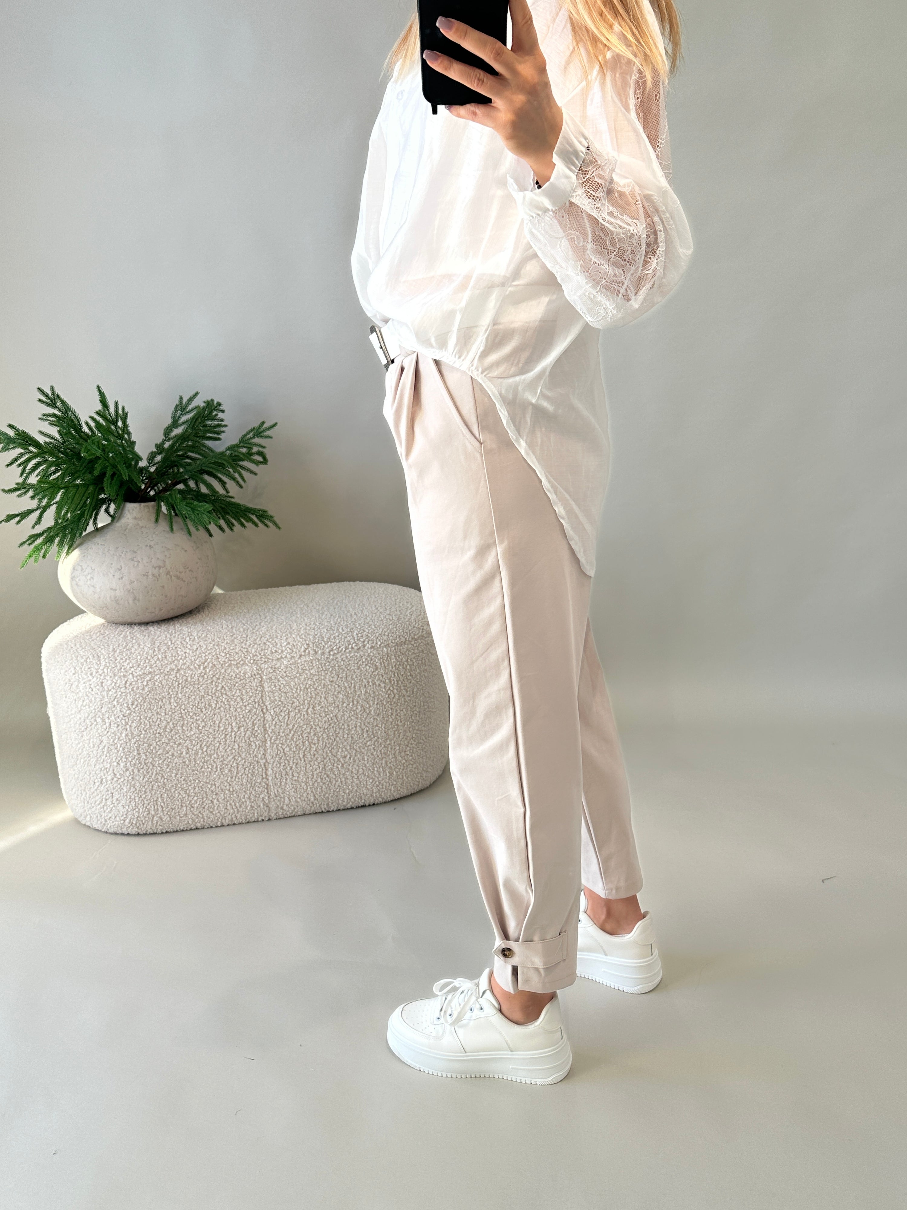 Hose in Beige mit Lasche unten