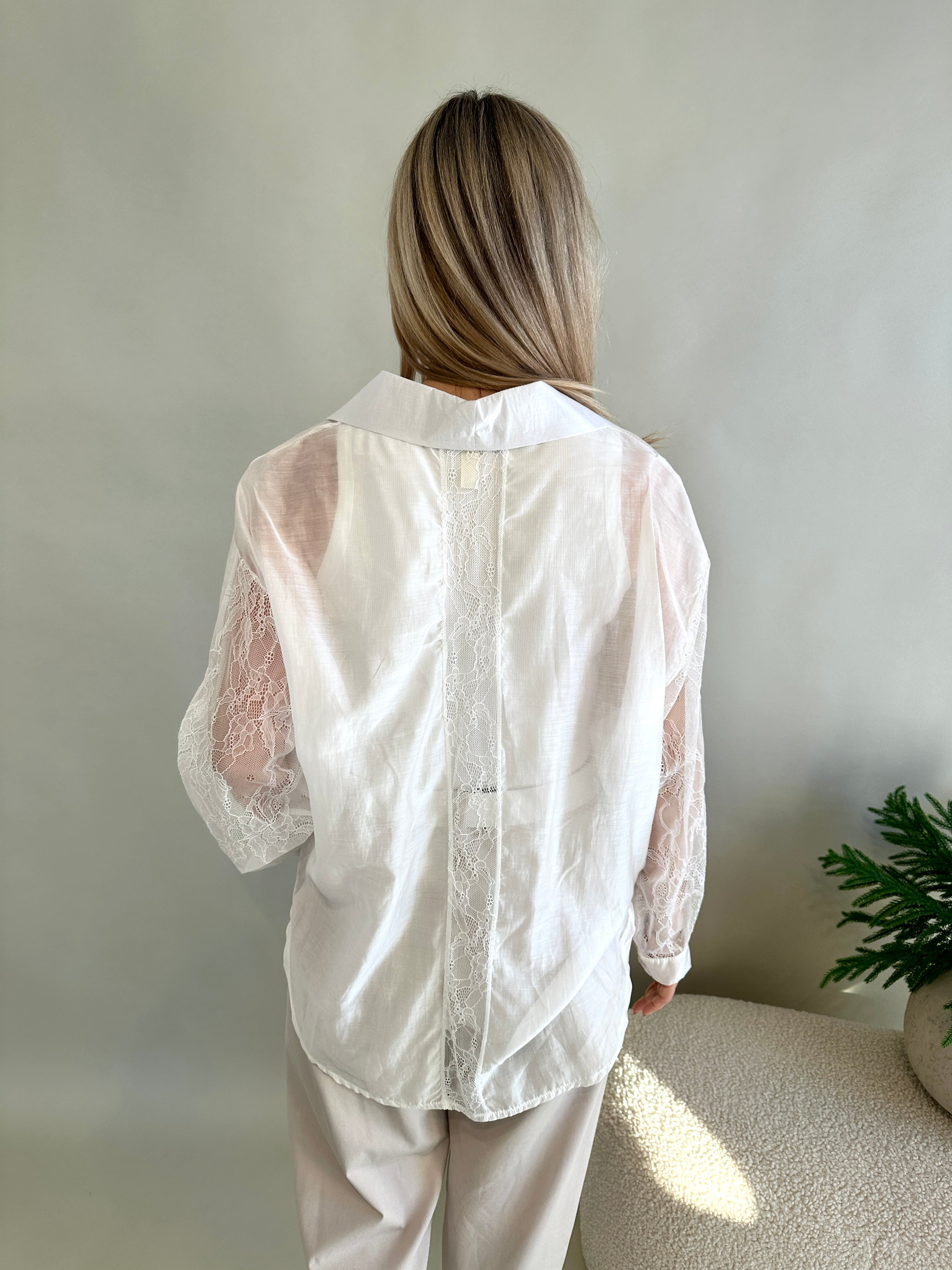 Bluse Weiß mit Spitze an Ärmel & hinten