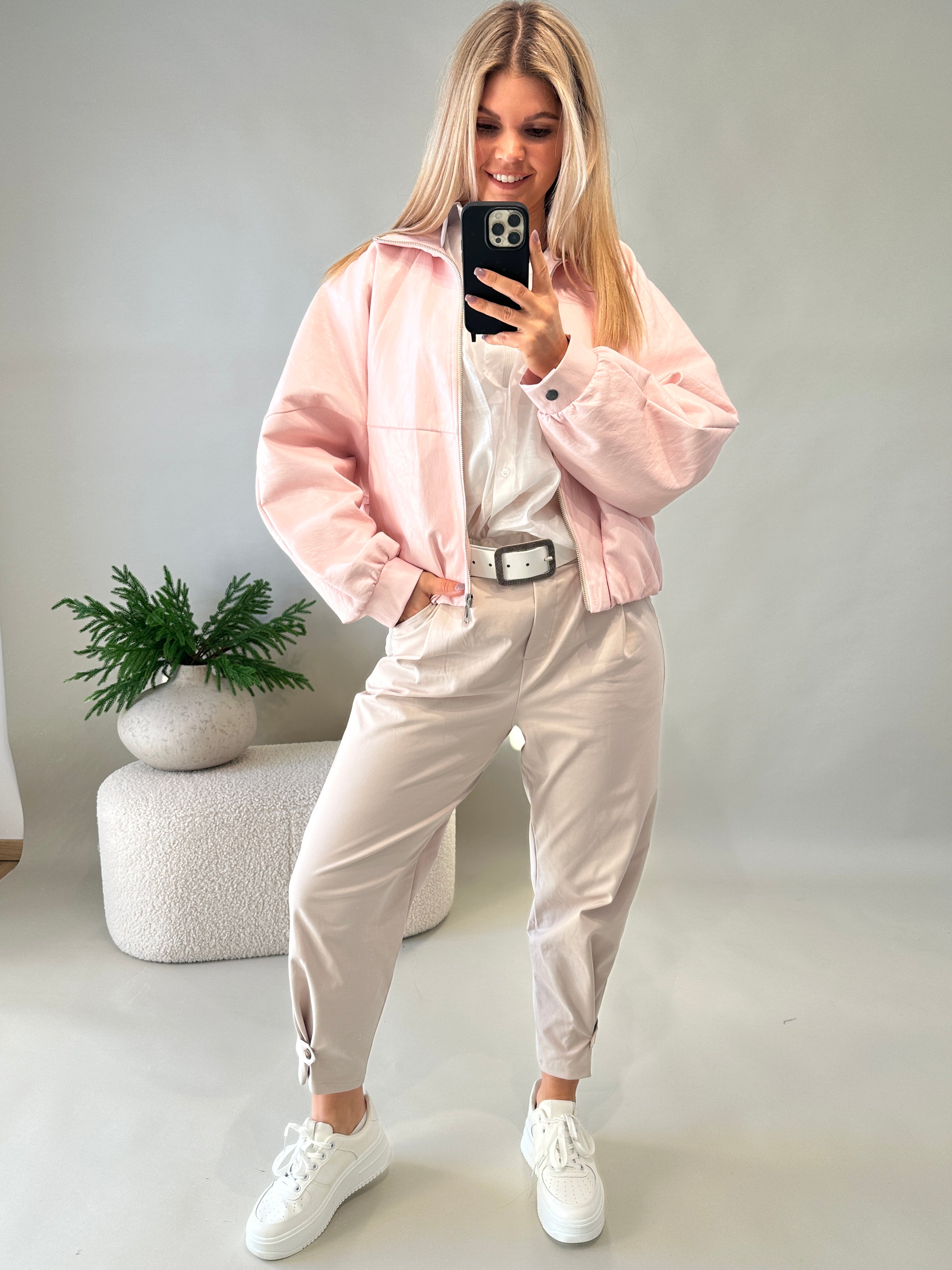 Hose in Beige mit Lasche unten