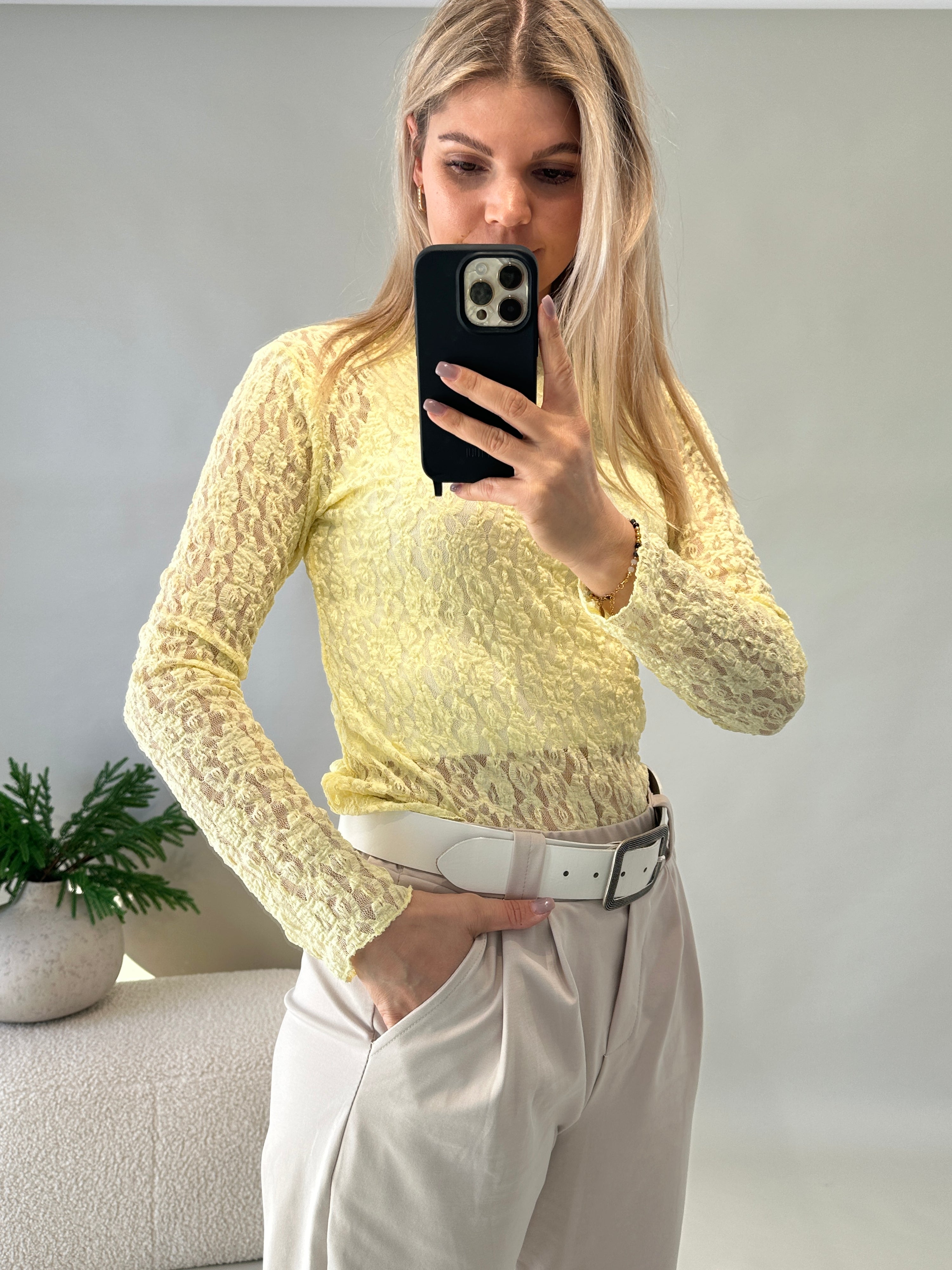 Spitzenshirt in Zitronengelb mit kleinen Stehkragen