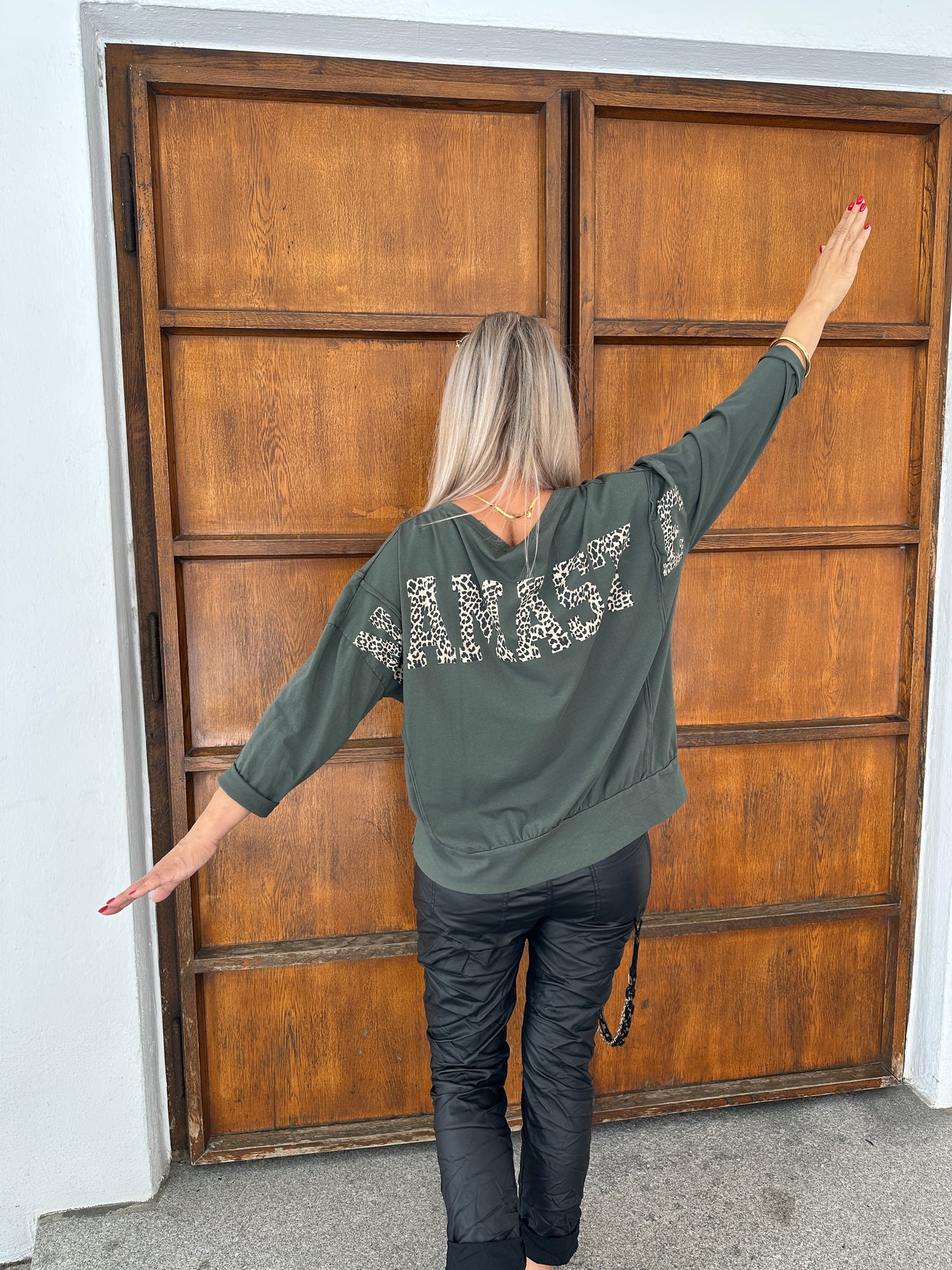 shirt in olivgrün mit leoaufschrift hinten ( namaste)