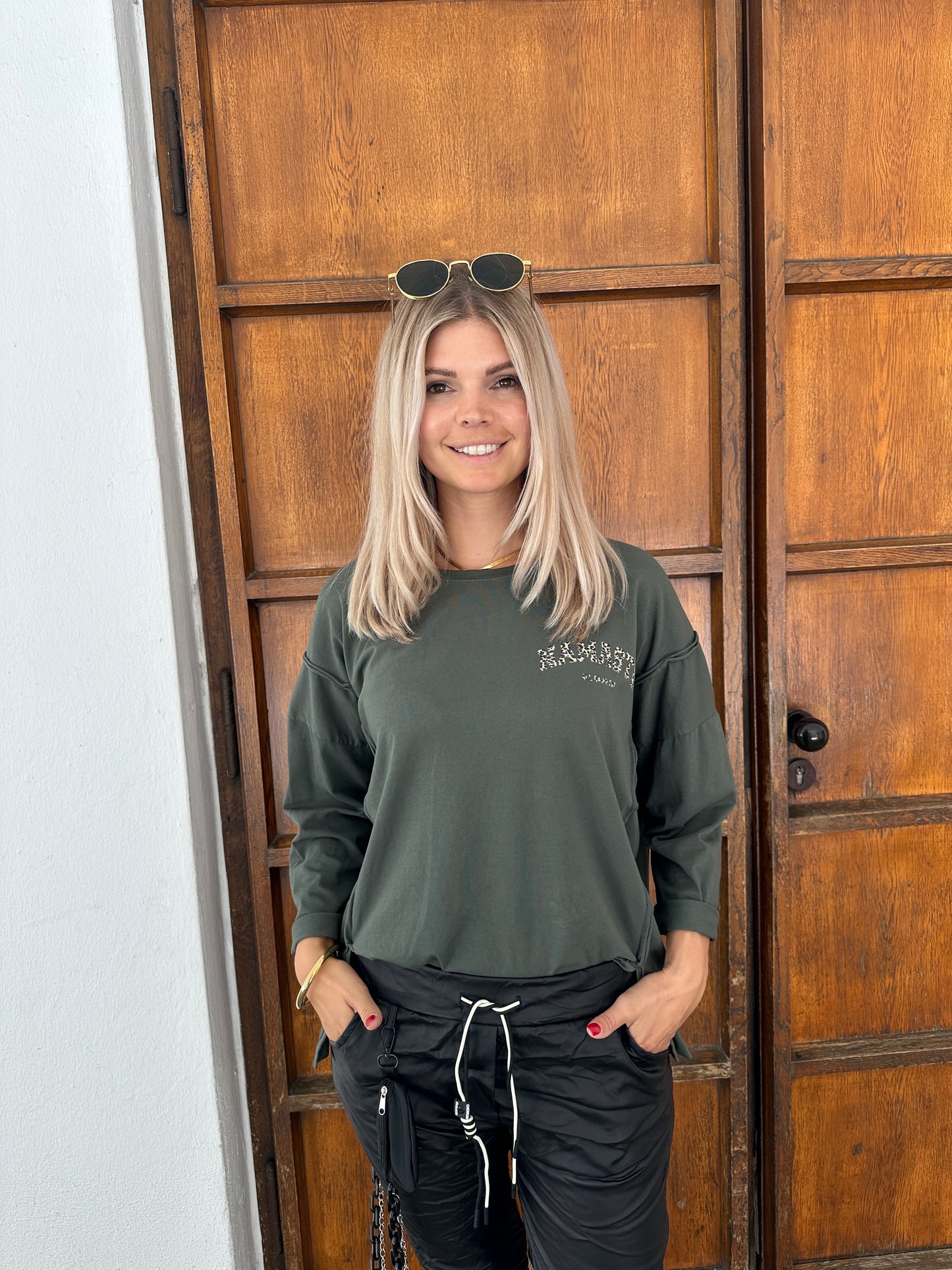 shirt in olivgrün mit leoaufschrift hinten ( namaste)