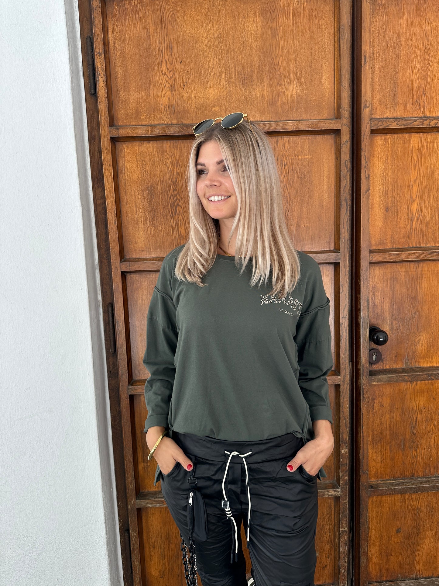 shirt in olivgrün mit leoaufschrift hinten ( namaste)