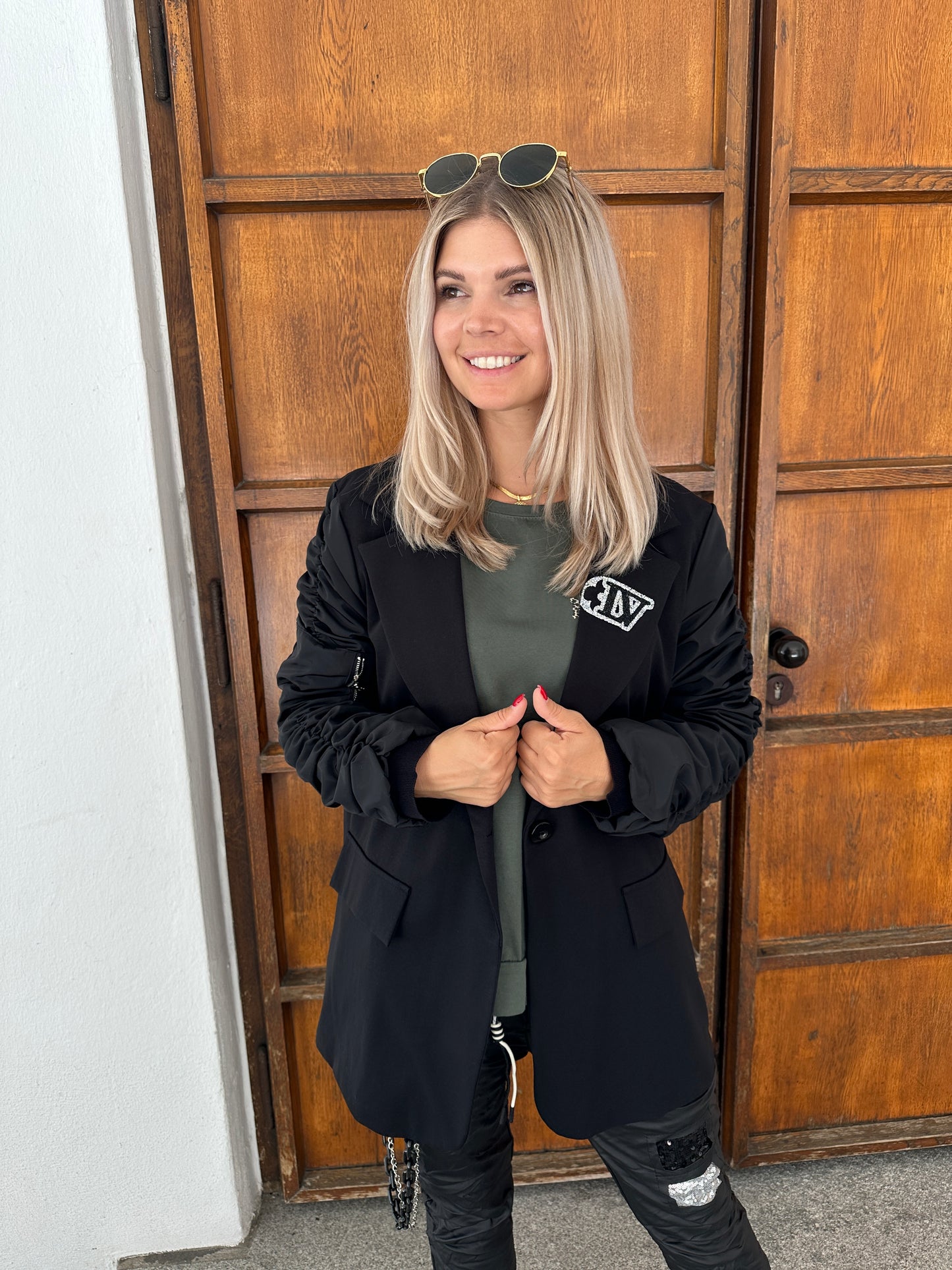blazer in schwarz mit gerafften ärmel und glitzerapplikation