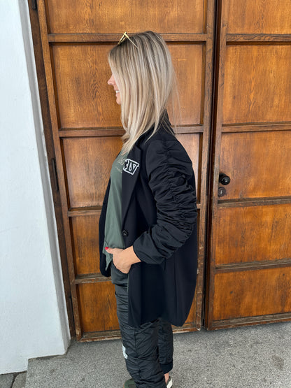 Blazer in Schwarz mit gerafften Ärmel und Glitzerapplikation