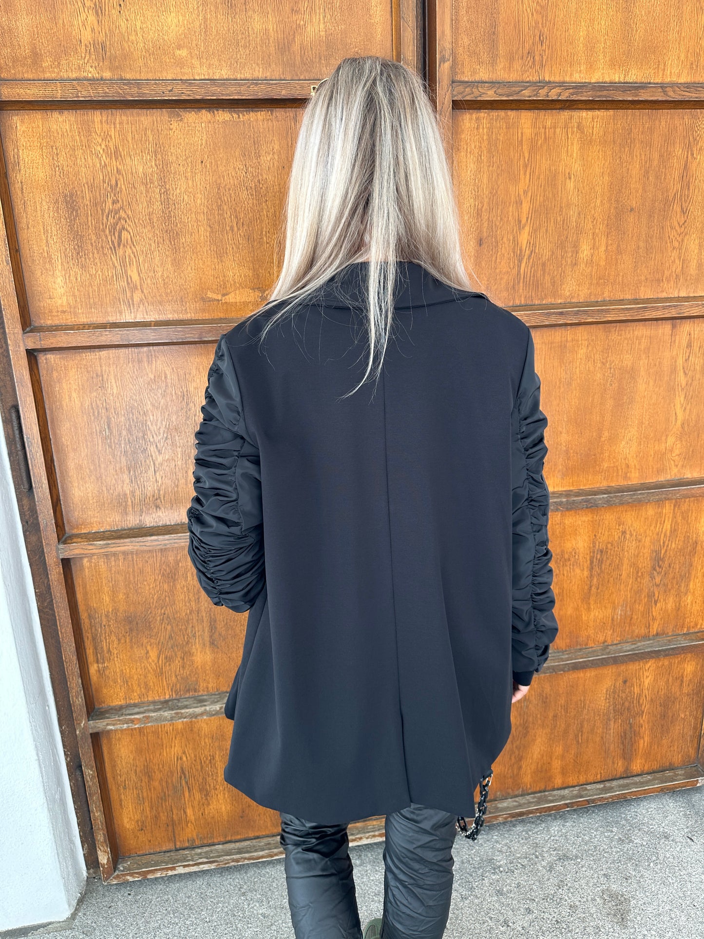 blazer in schwarz mit gerafften ärmel und glitzerapplikation