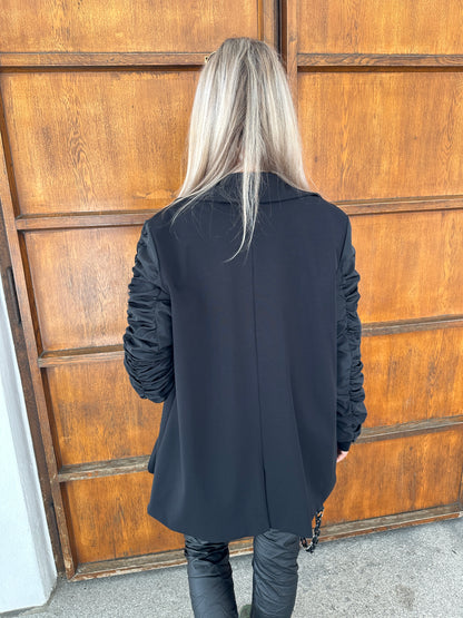 Blazer in Schwarz mit gerafften Ärmel und Glitzerapplikation