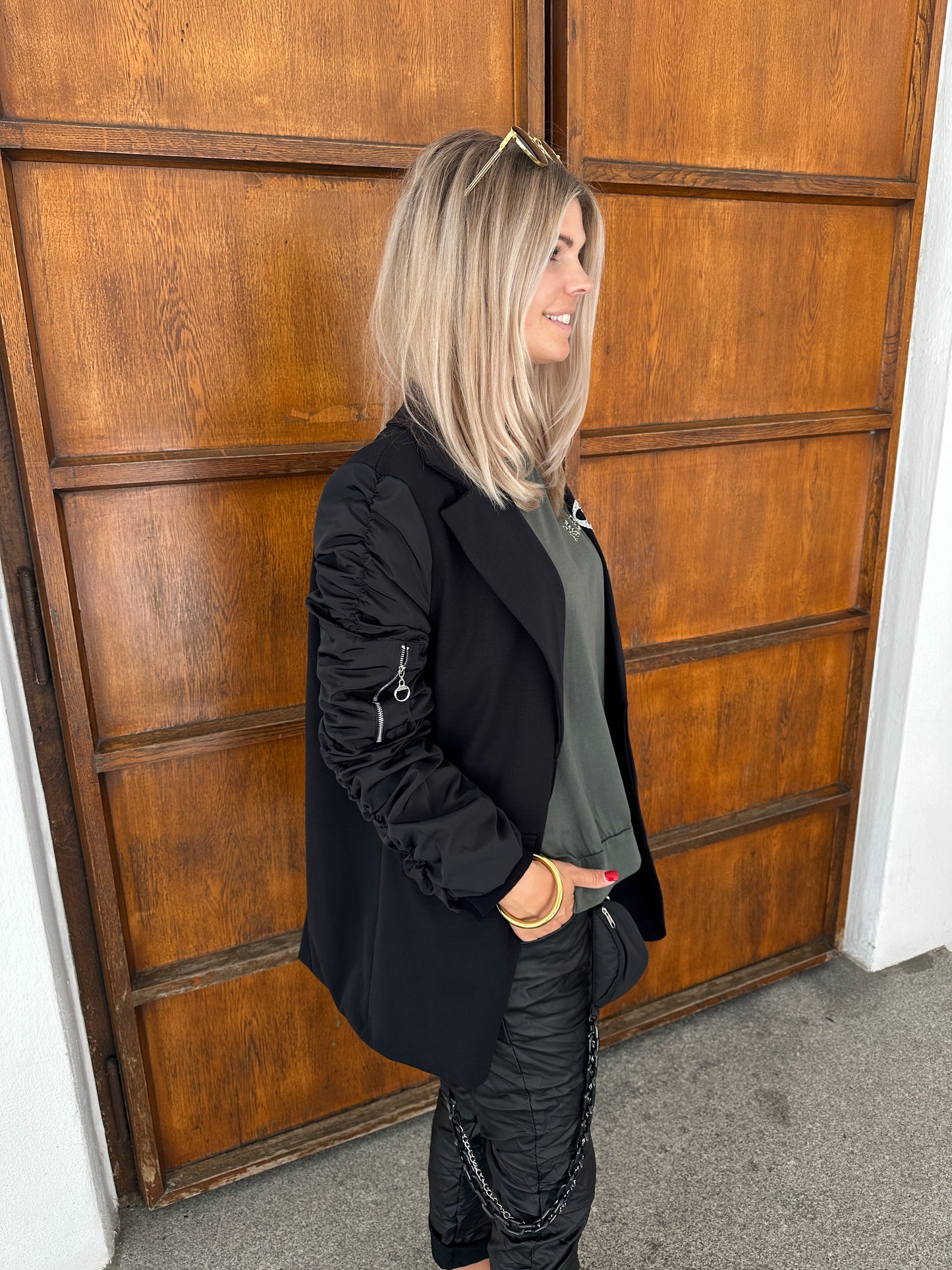 blazer in schwarz mit gerafften ärmel und glitzerapplikation