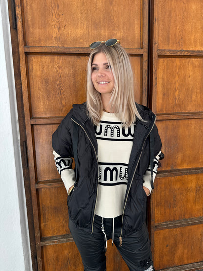 Pullover in Wollweiß mit Schwarzer Aufschrift und Glitzersteine