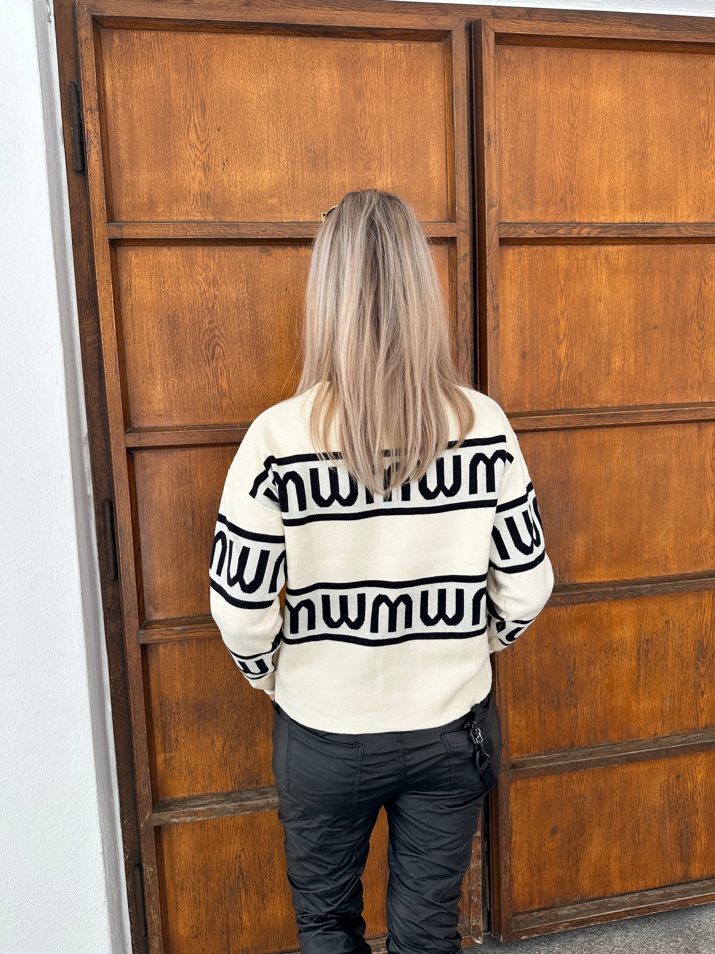 pullover in wollweiß mit schwarzer aufschrift und glitzersteine
