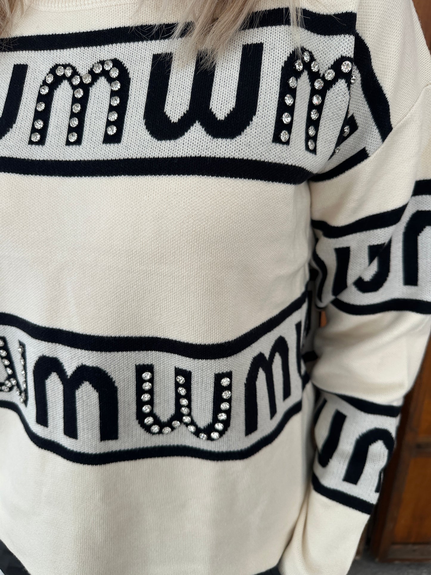 pullover in wollweiß mit schwarzer aufschrift und glitzersteine