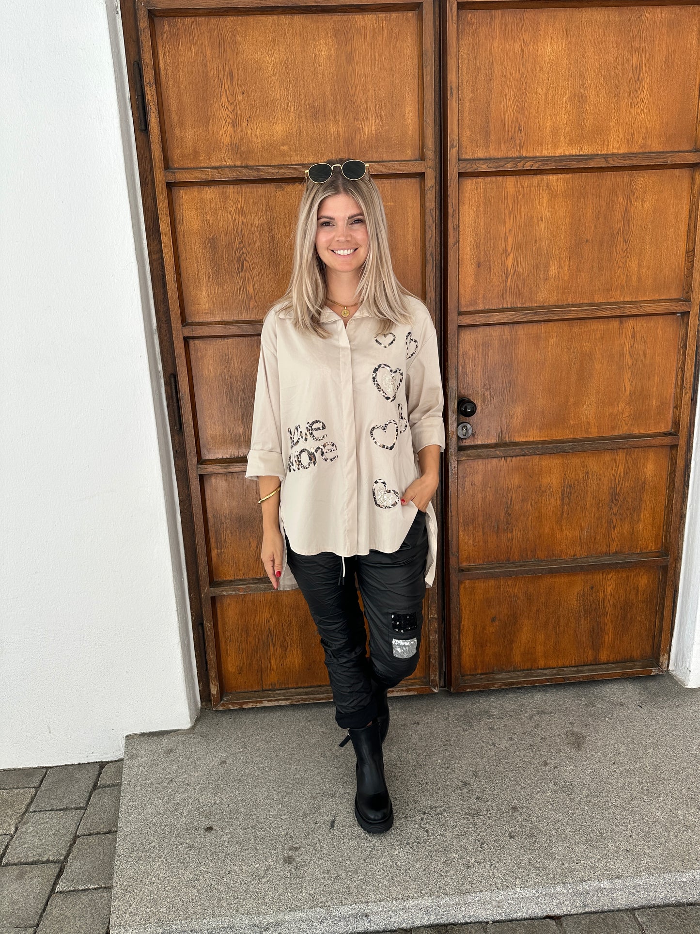 bluse in beige mit leoaufschrift ( love amore )