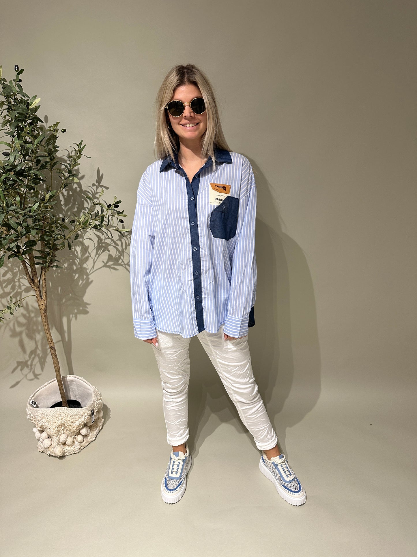 bluse gestreift in hellblau/weiß mit jeanstoffseinsatz hinten und brusttasche