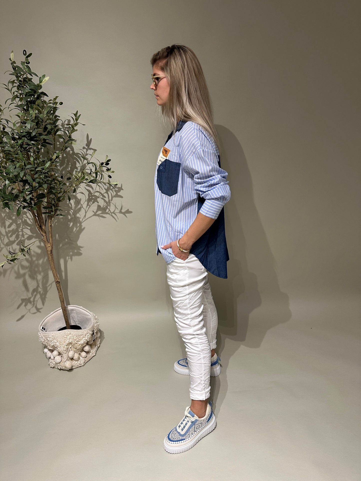 bluse gestreift in hellblau/weiß mit jeanstoffseinsatz hinten und brusttasche