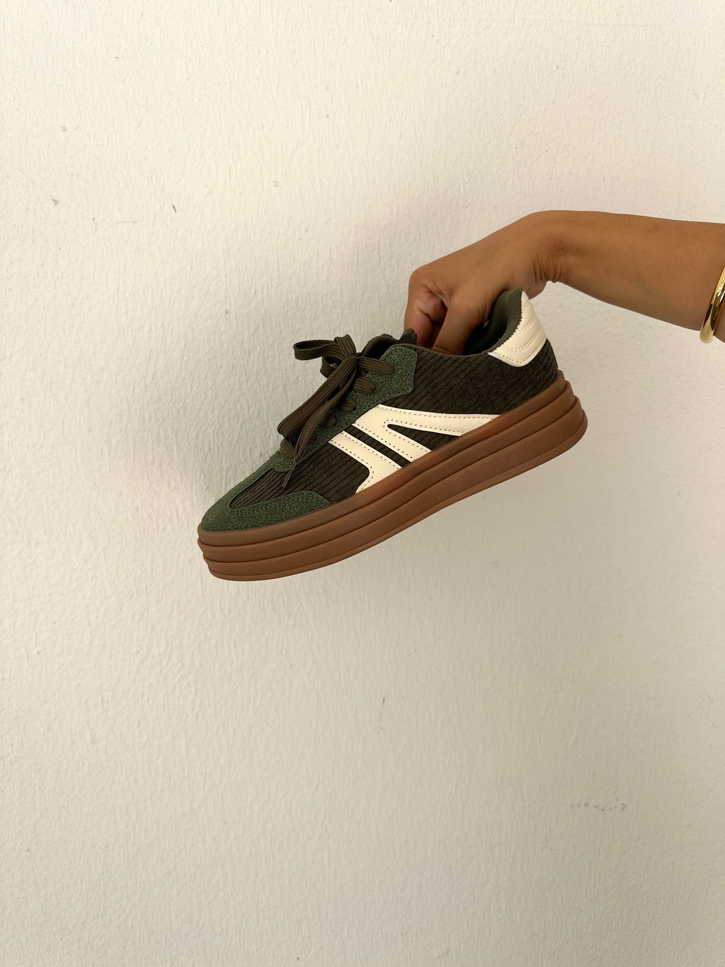 sneaker in olivgrün mit cord