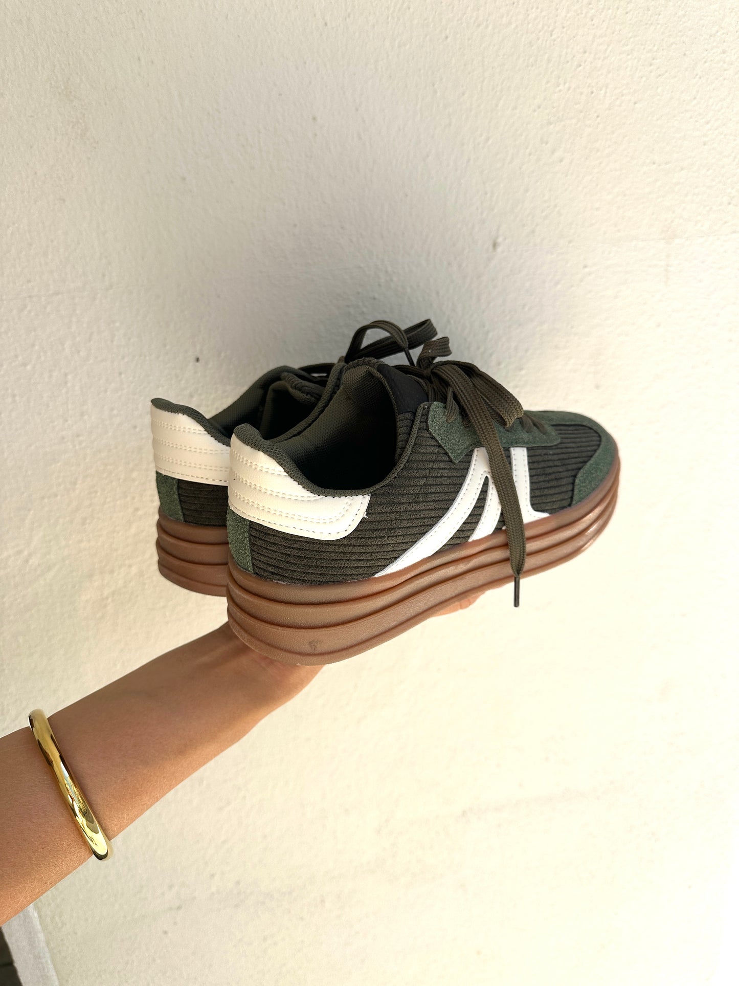 sneaker in olivgrün mit cord