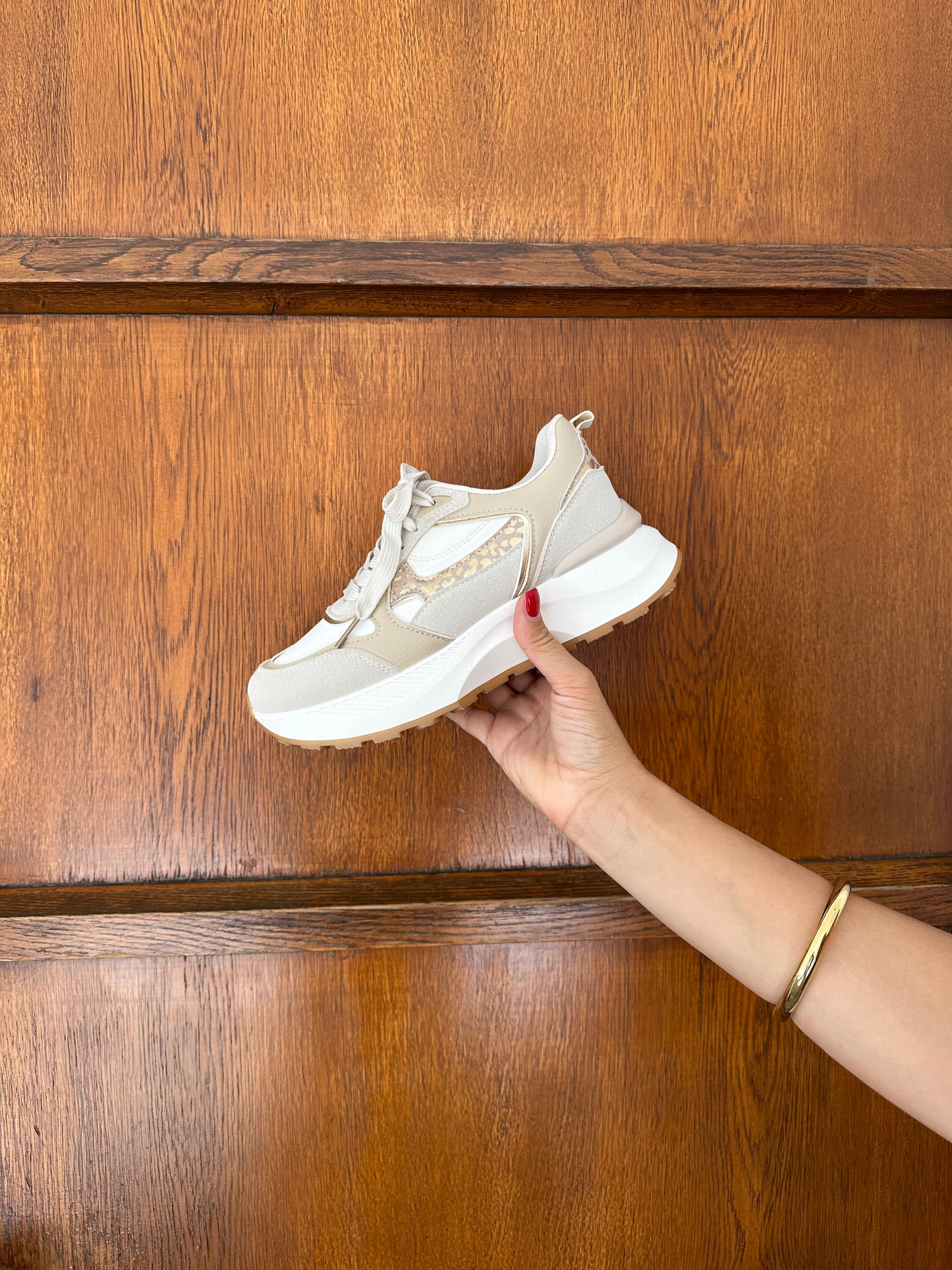 sneaker in beige mit leo-einsatz