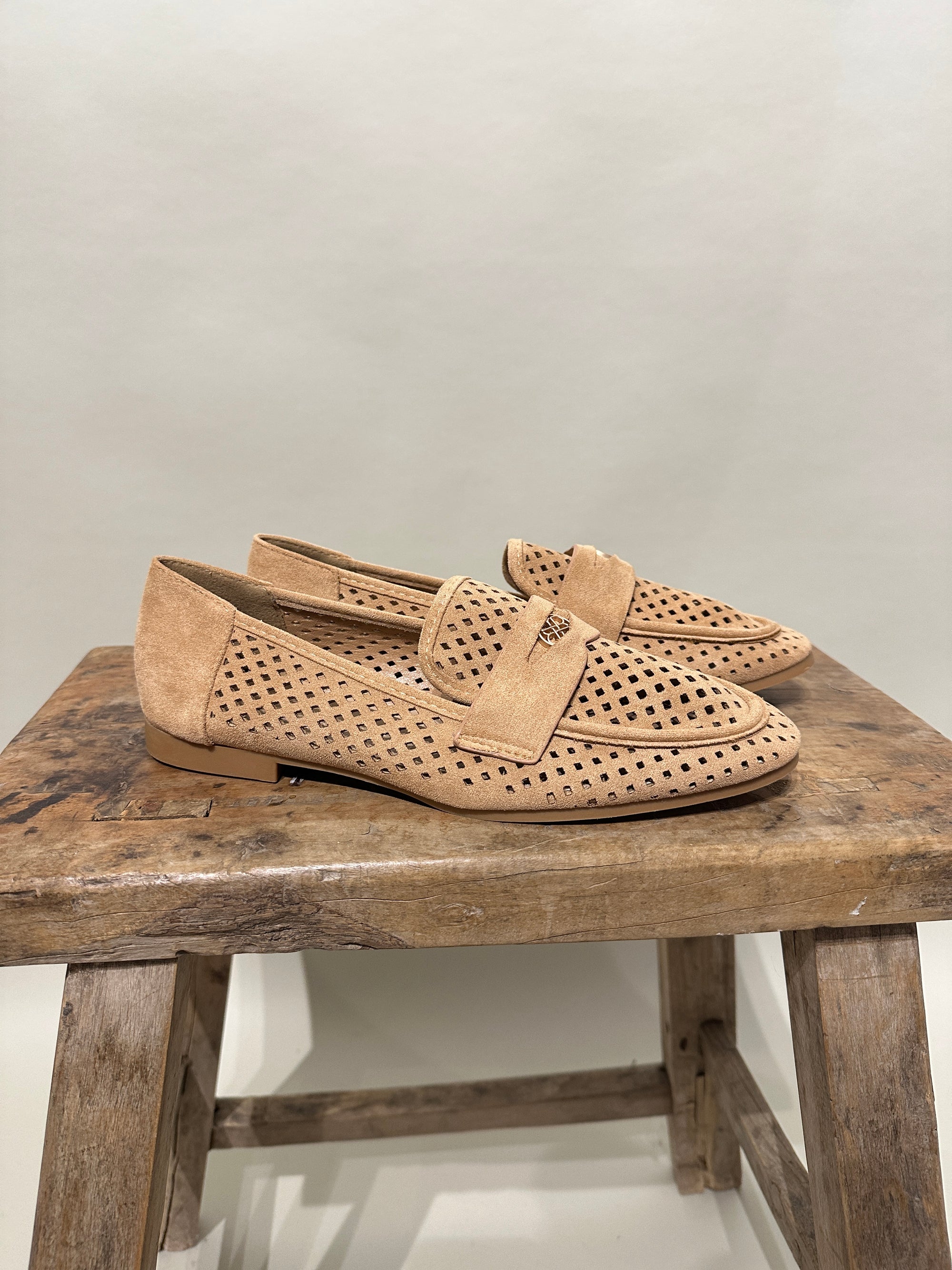 Schuhe in Braun mit Lochmuster