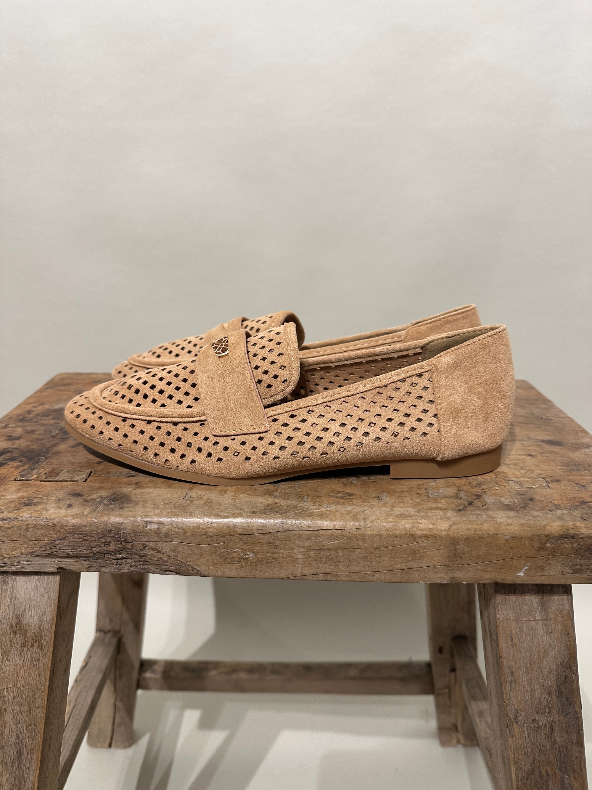 Schuhe in Braun mit Lochmuster