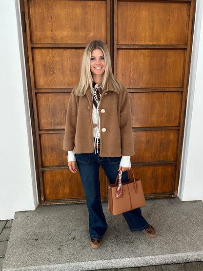 Jeans (weites Bein) und goldene Knöpfe