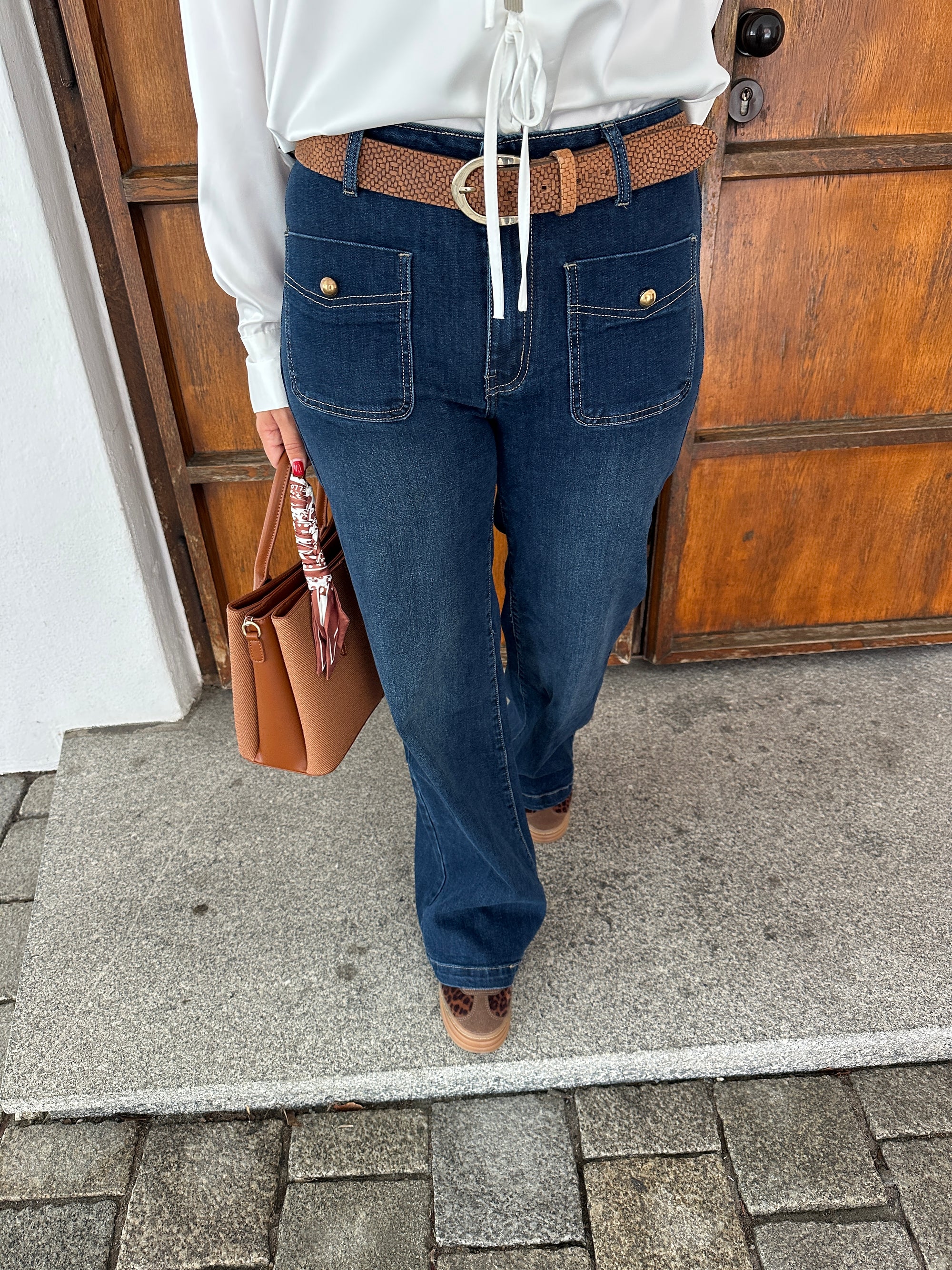 Jeans (weites Bein) und goldene Knöpfe