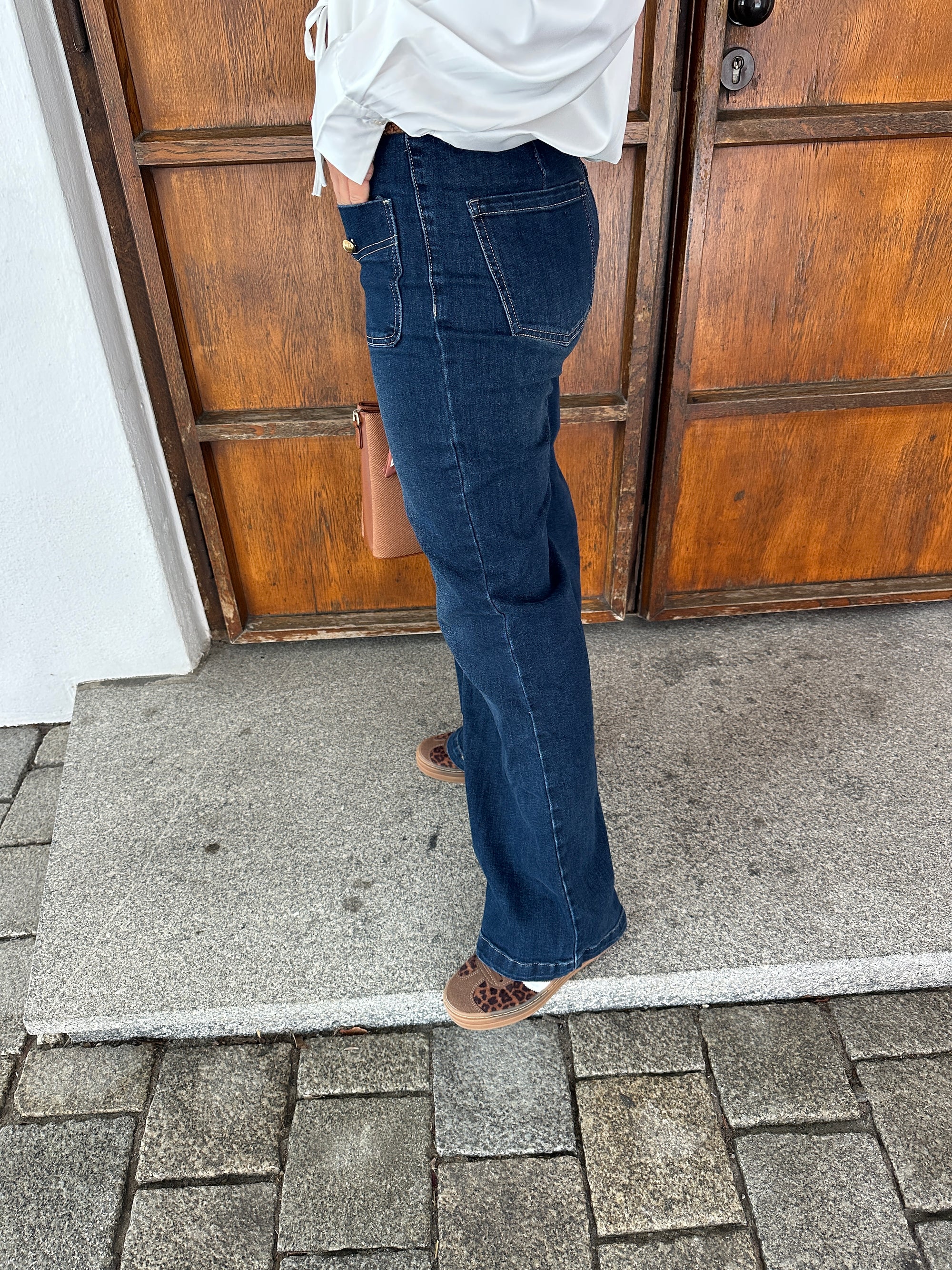 Jeans (weites Bein) und goldene Knöpfe