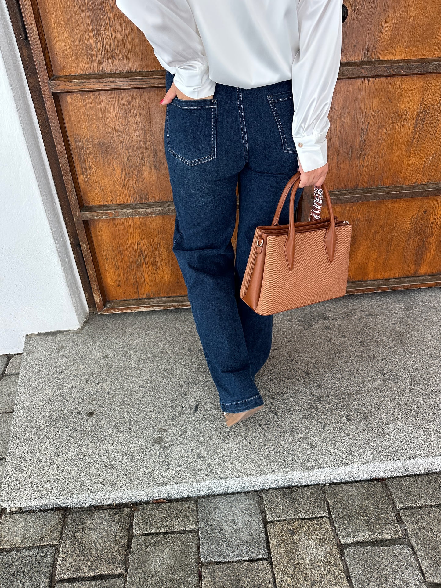 jeans (weites bein) und goldene knöpfe