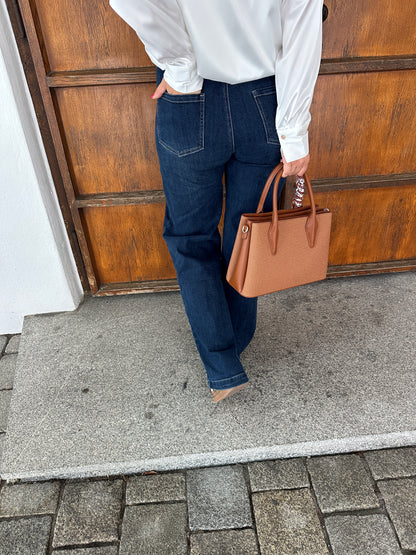 Jeans (weites Bein) und goldene Knöpfe